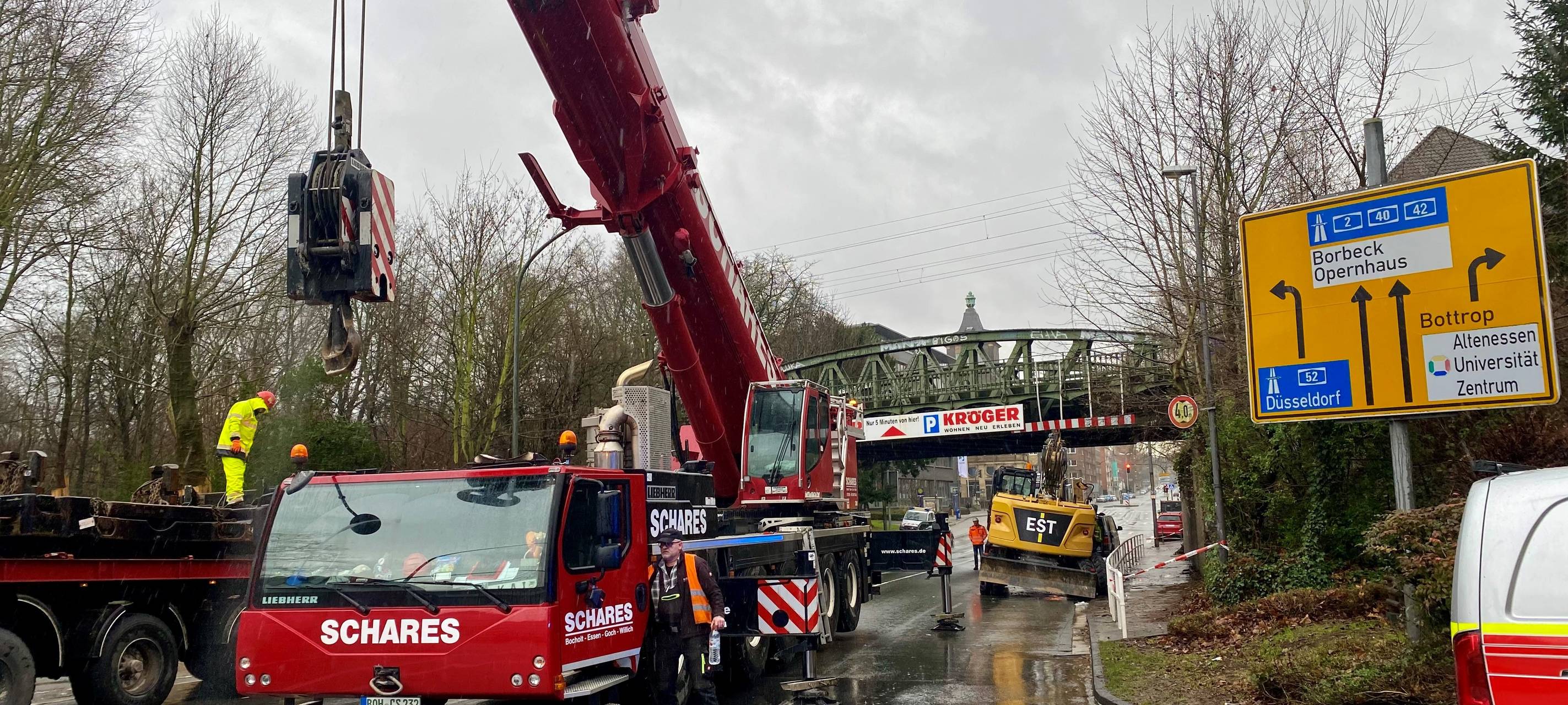 Bagger kollidiert mit Brücke in Essen