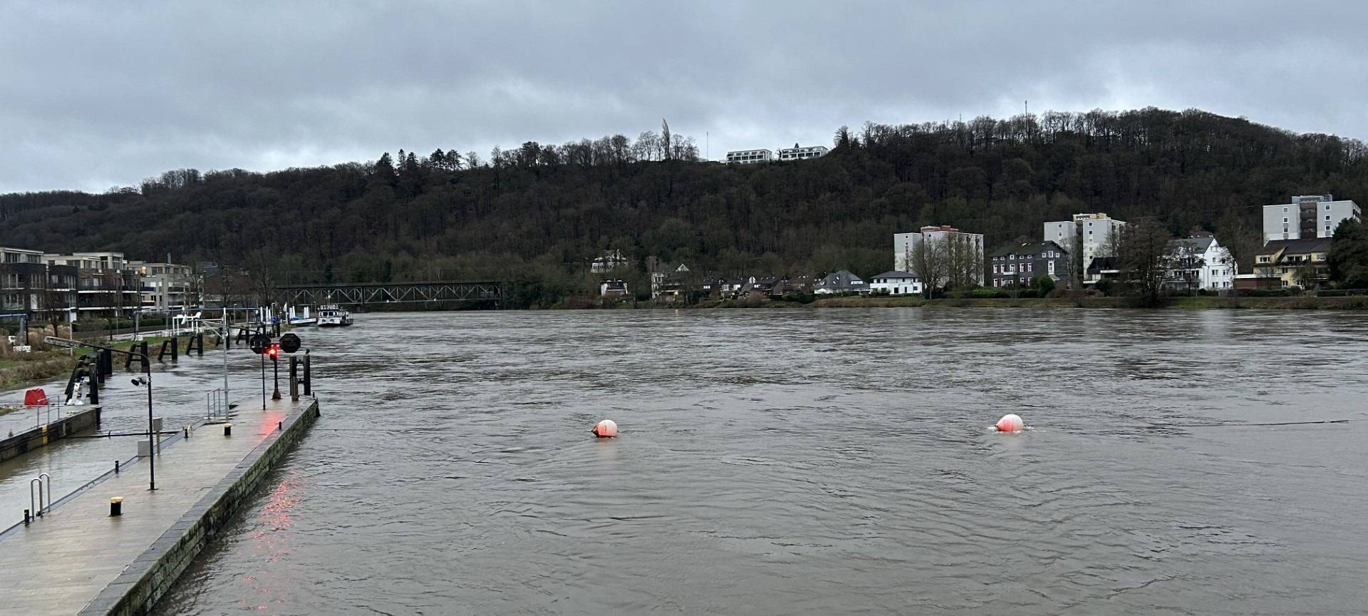 Hochwasser in Essen – so sieht es an der Ruhr am 1. Weihnachtstag aus