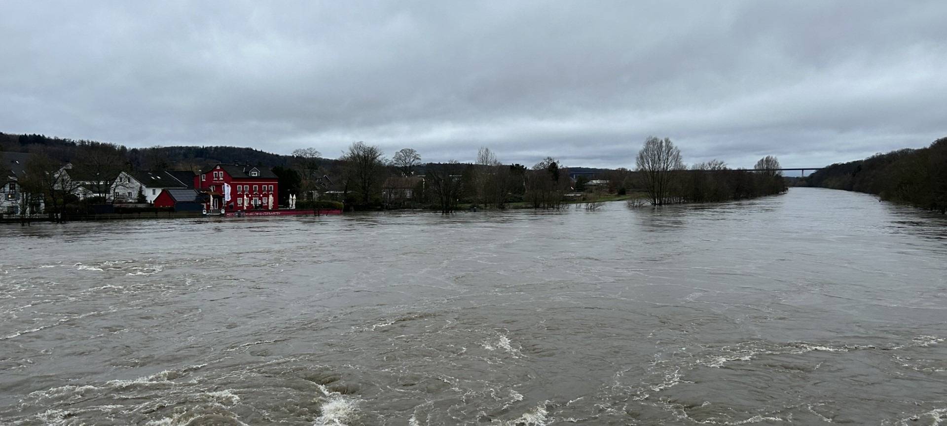 Hochwasser in Essen – so sieht es an der Ruhr am 1. Weihnachtstag aus