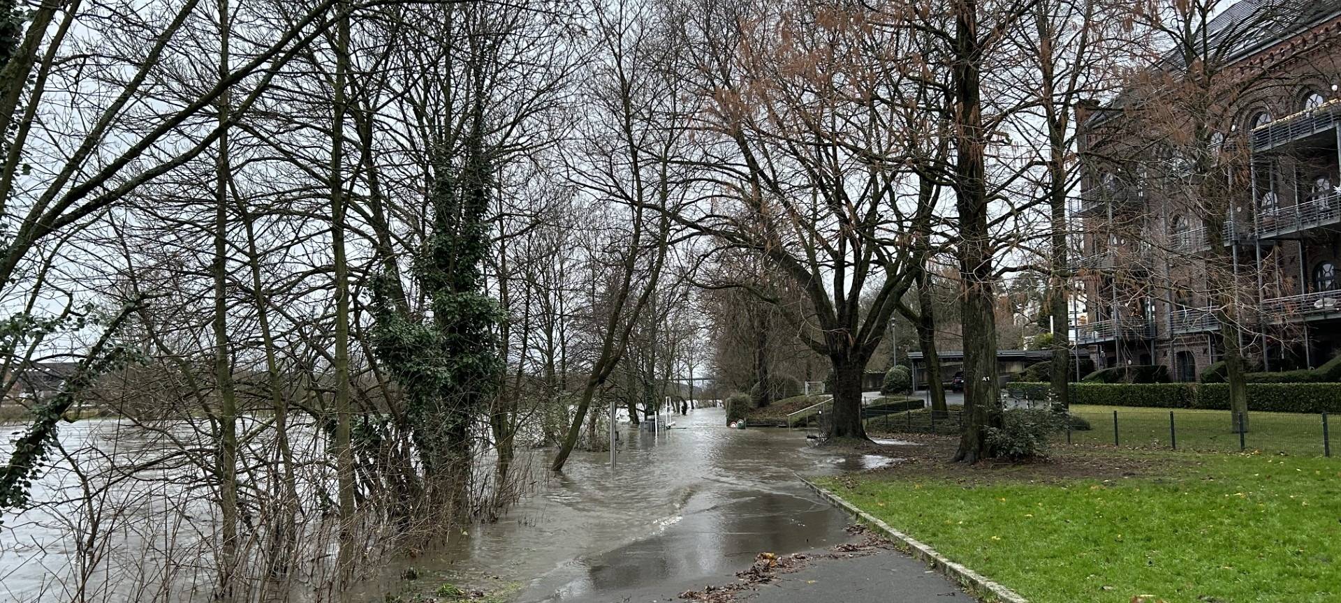 Hochwasser in Essen – so sieht es an der Ruhr am 1. Weihnachtstag aus