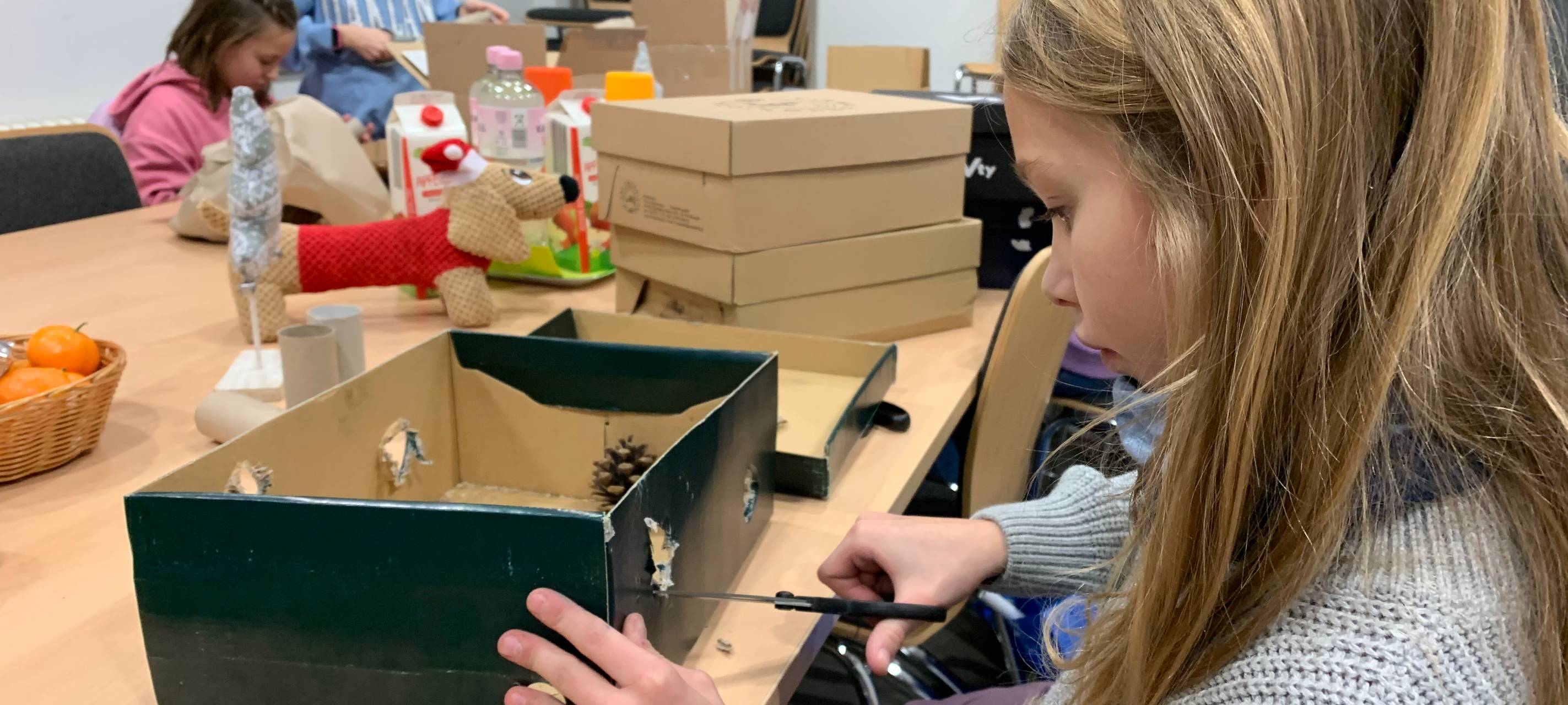 Tierheim Essen: Kinder basteln Geschenke für Tiere