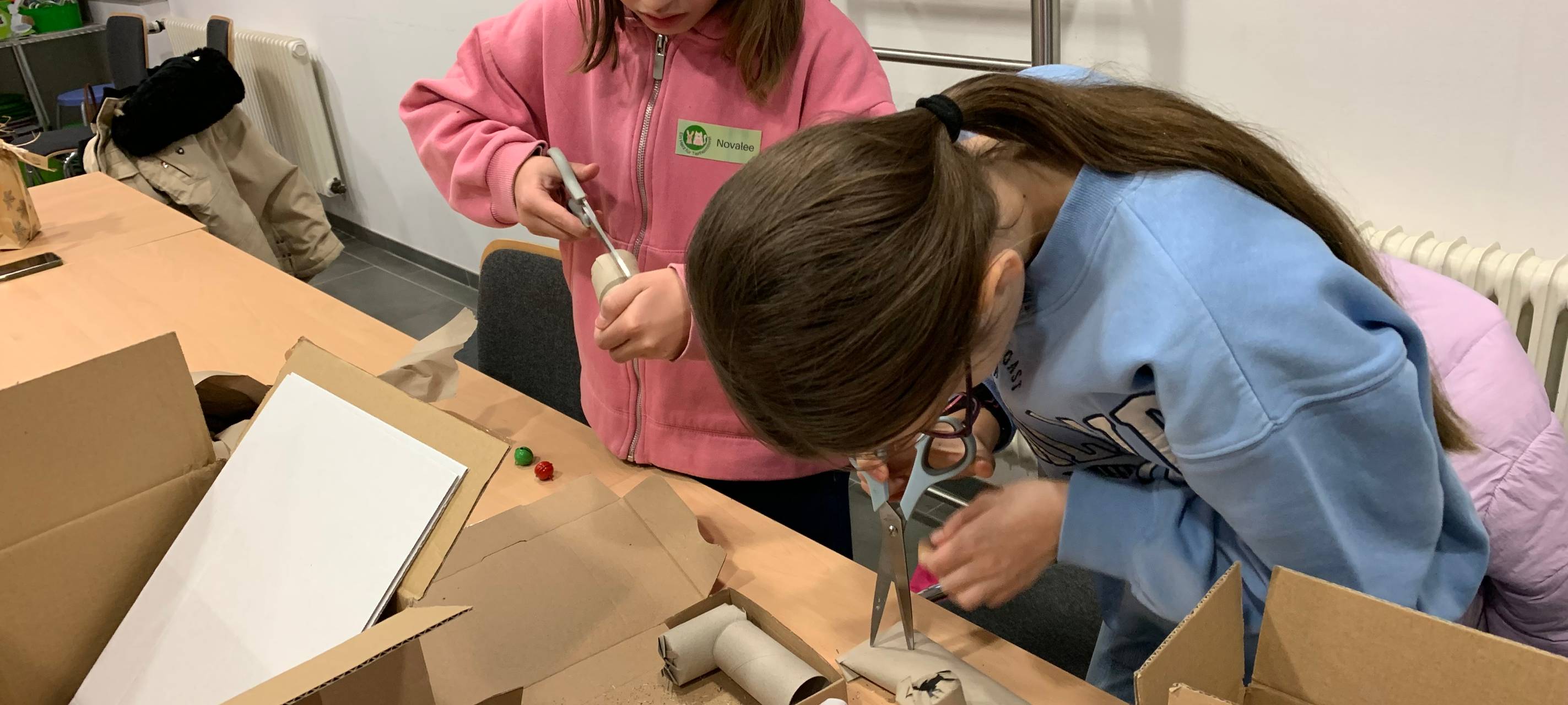 Tierheim Essen: Kinder basteln Geschenke für Tiere