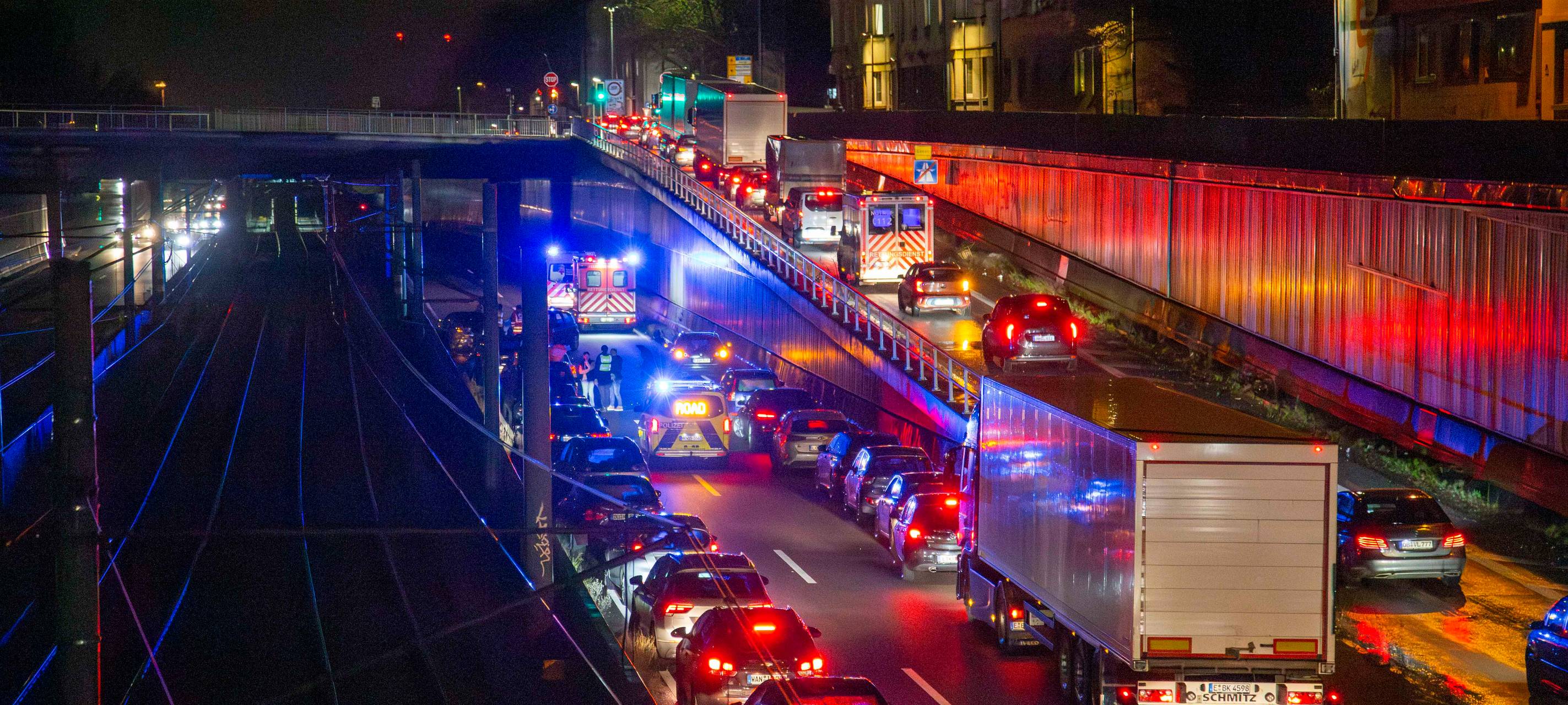 A40 in Essen gesperrt - Verkehrsunfall mit fünf Fahrzeugen