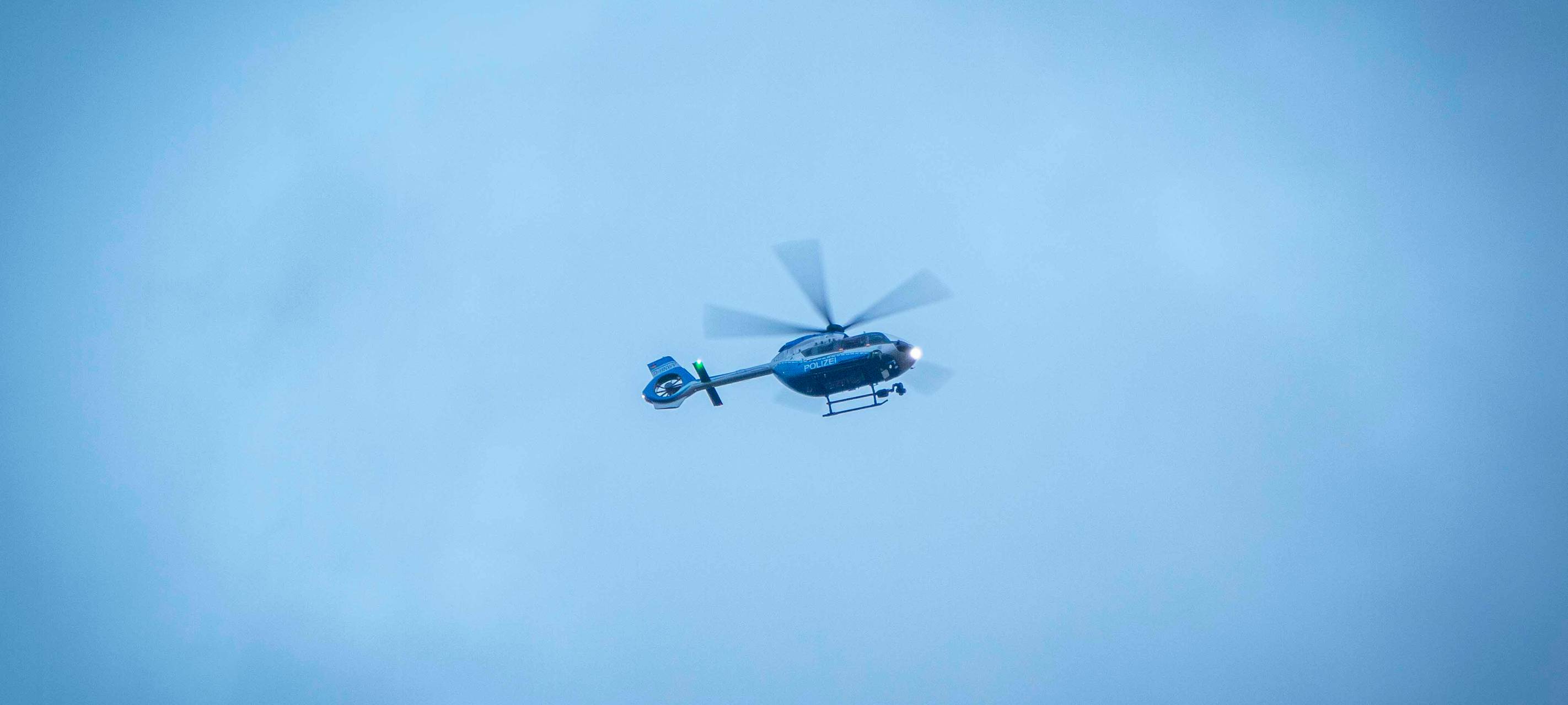 Polizei Essen verfolgt Roller-Fahrer - Hubschrauber im Einsatz