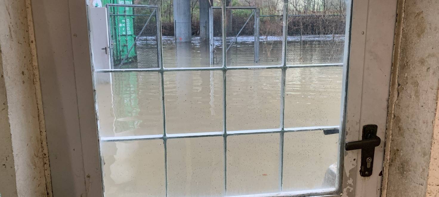 Hochwasser in Essen: Lage auf den Straßen - Deilbach über die Ufer gelaufen