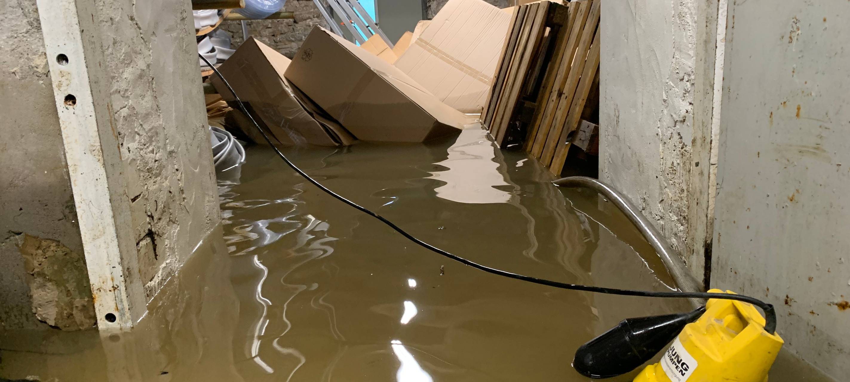 Hochwasser in Essen: Lage auf den Straßen - Deilbach über die Ufer gelaufen