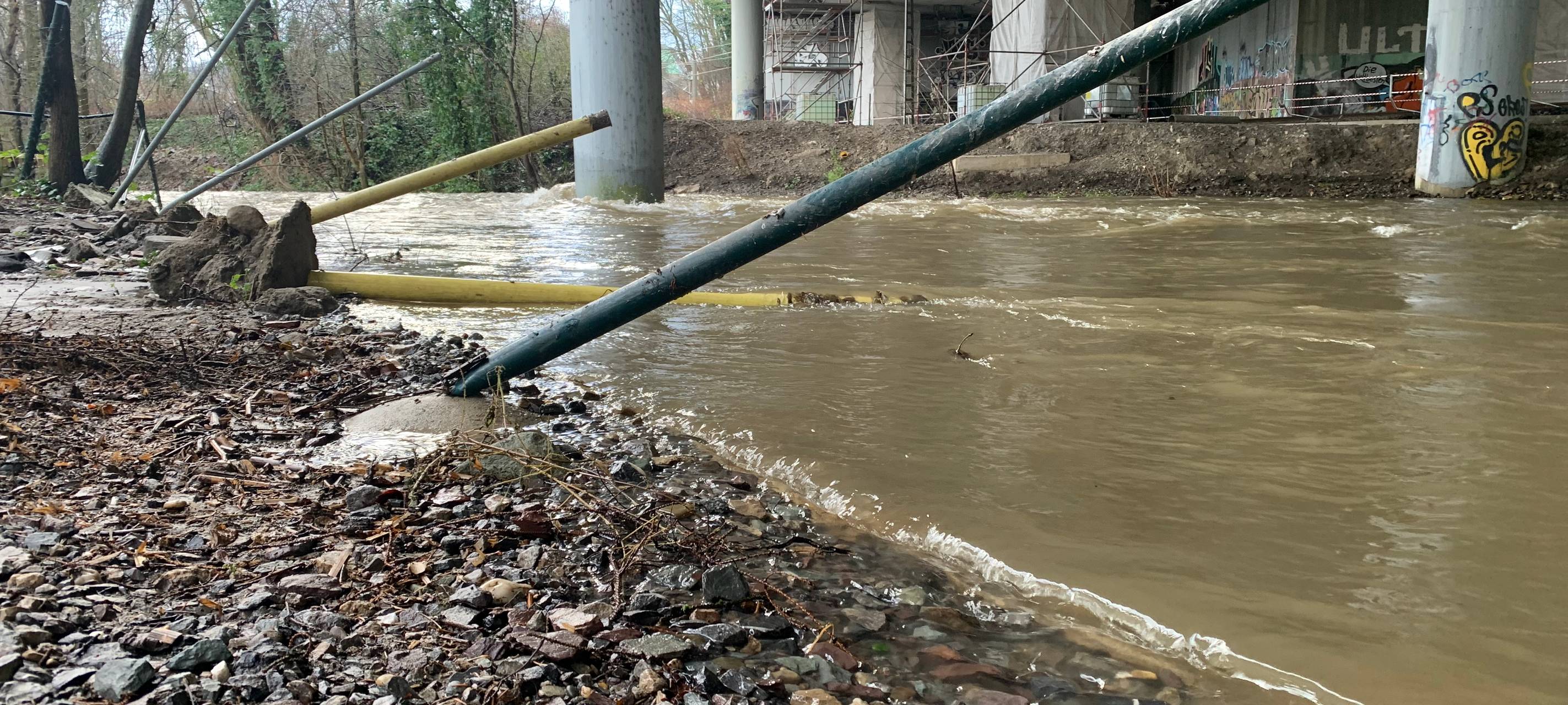 Hochwasser in Essen: Lage auf den Straßen - Deilbach über die Ufer gelaufen