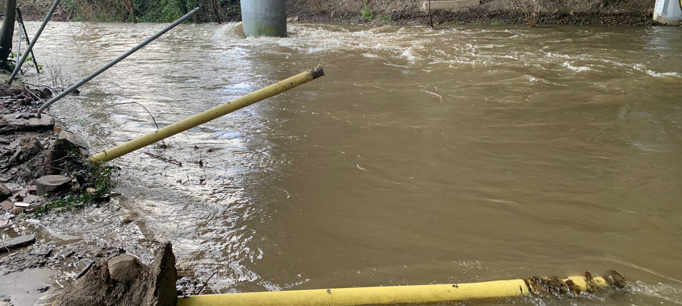 Hochwasser in Essen: Lage auf den Straßen - Deilbach über die Ufer gelaufen