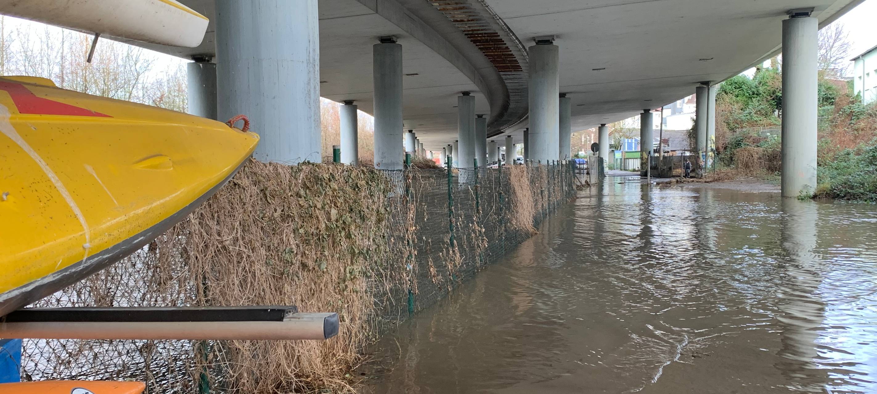 Hochwasser in Essen: Lage auf den Straßen - Deilbach über die Ufer gelaufen