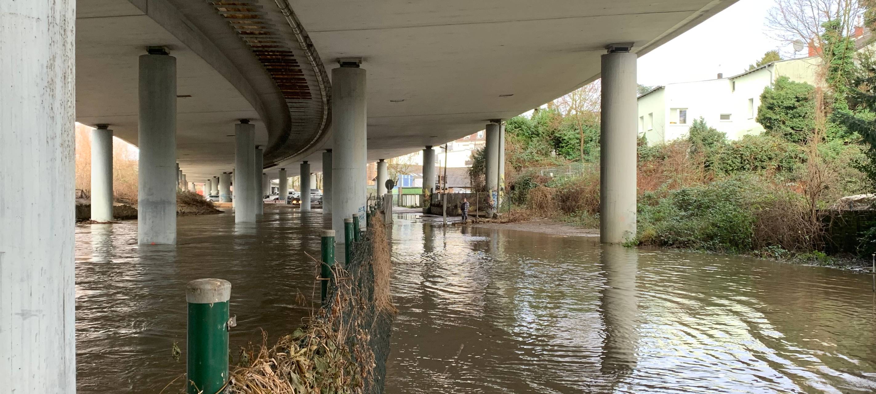 Hochwasser in Essen: Lage auf den Straßen - Deilbach über die Ufer gelaufen