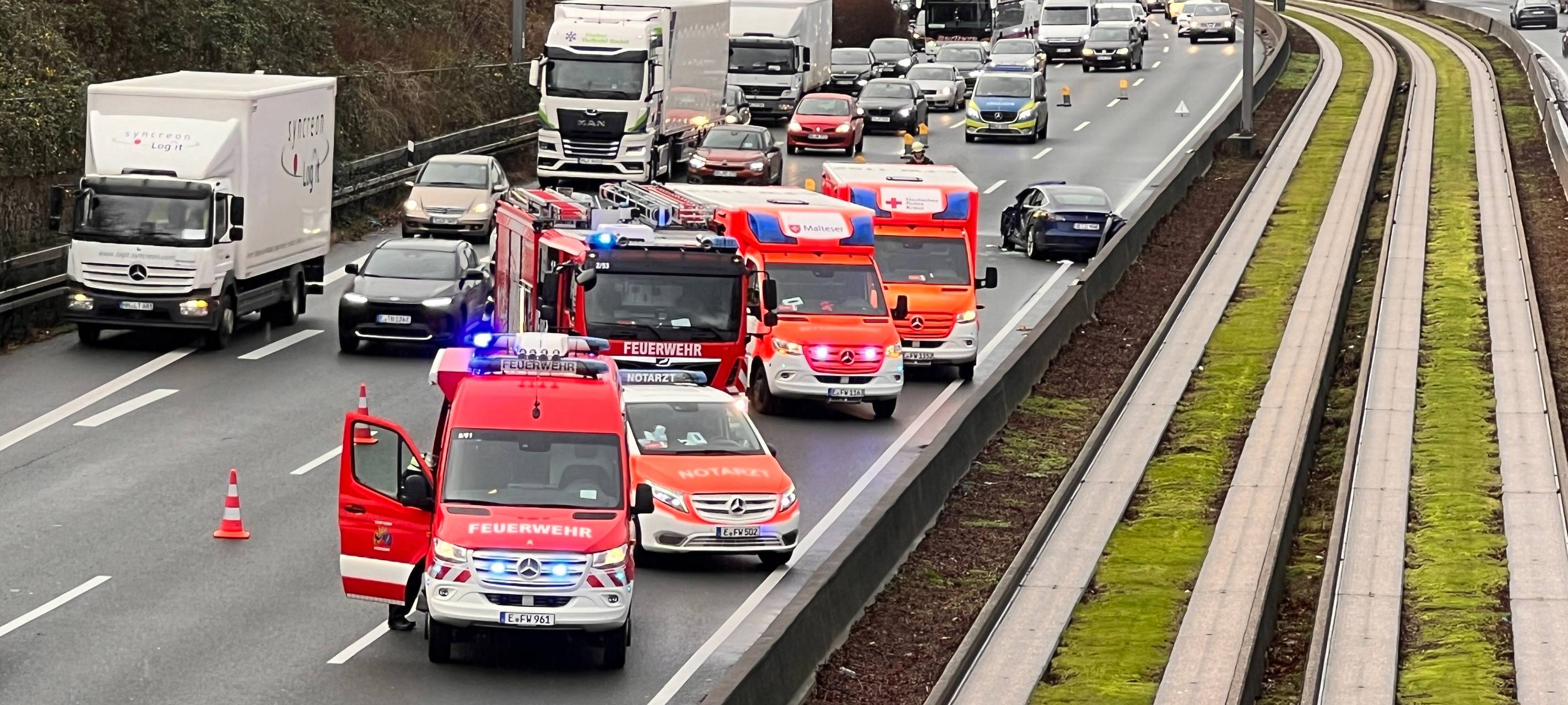 Unfall A40 in Essen mit Tesla-Auto