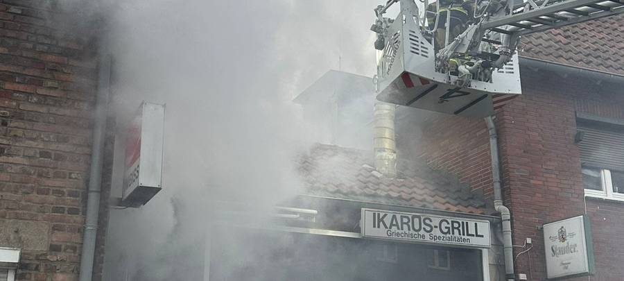 Feuer in Imbiss in Essen - Starke Rauchwolke im ganzen Haus