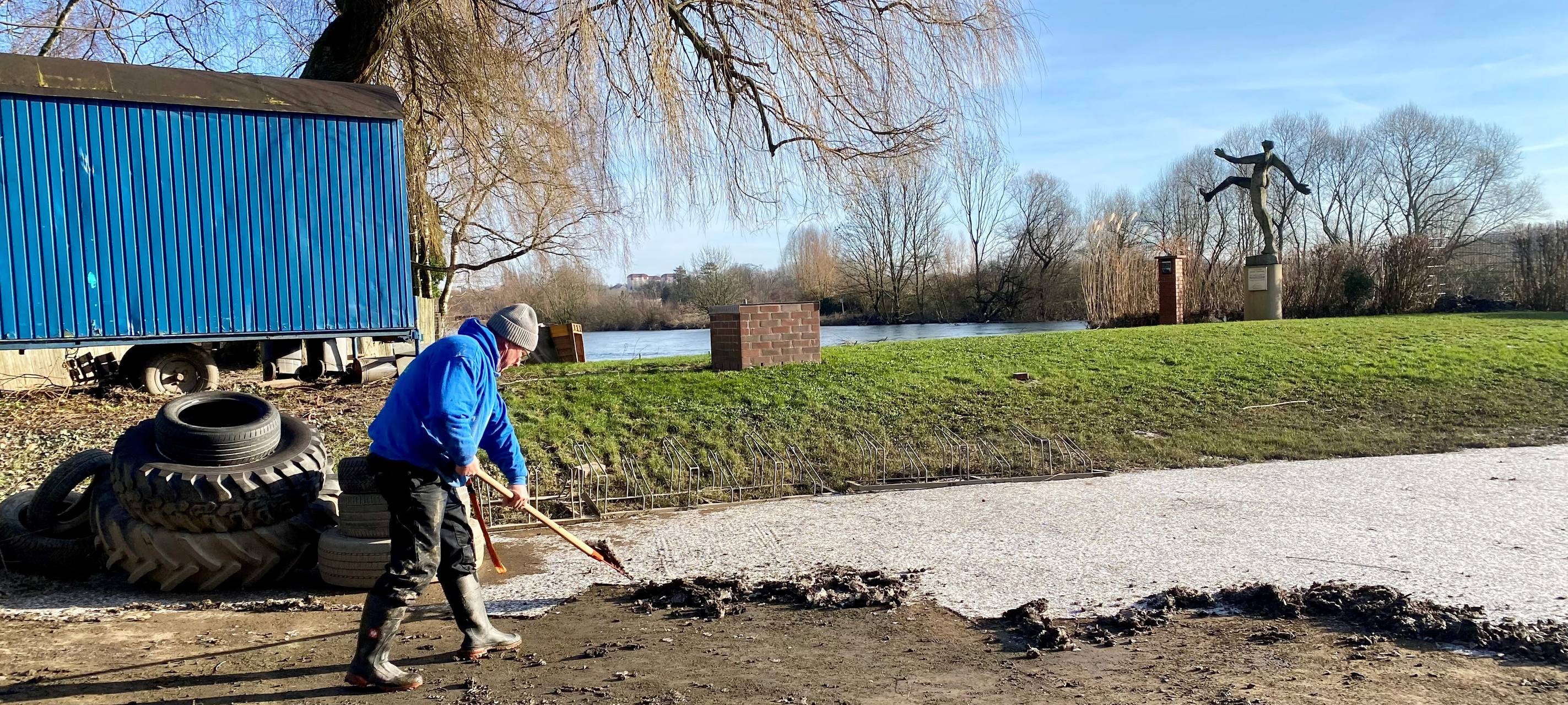 Nach Hochwasser in Essen: Aufräumen am Ruhrufer in Steele