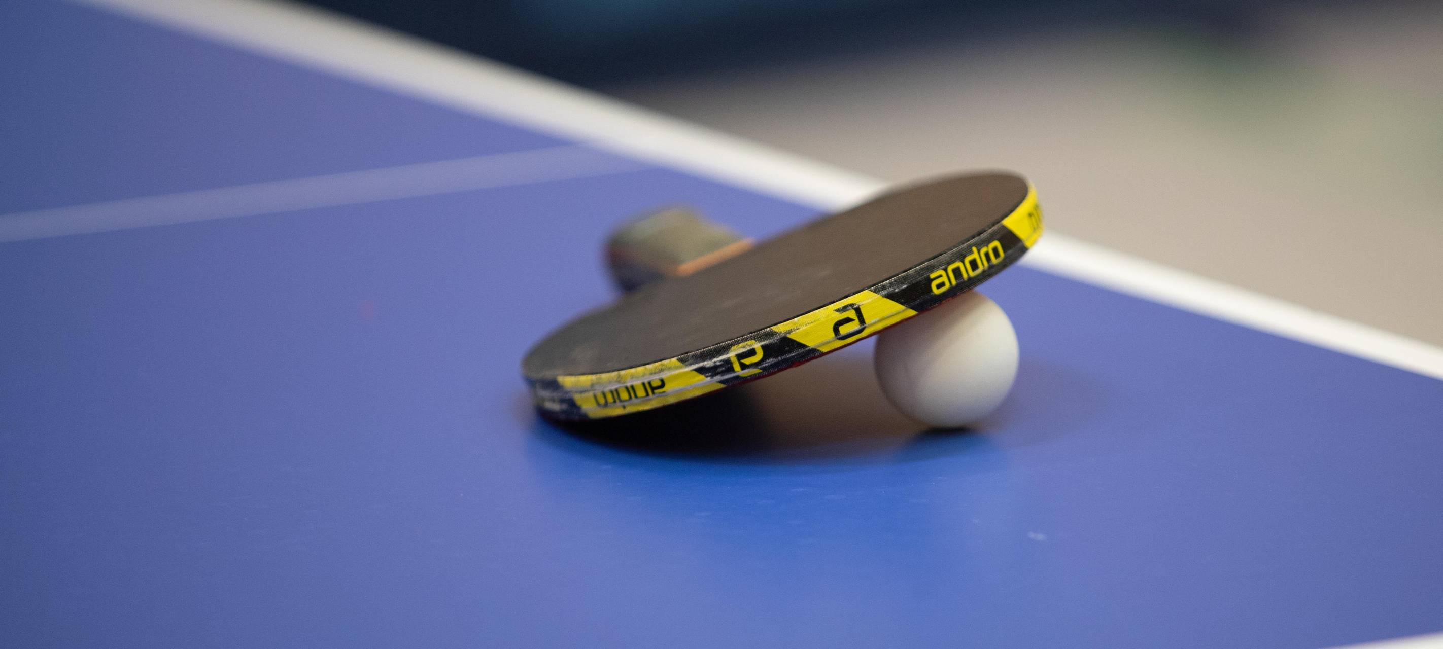 Ein Tischtennisschläger liegt am Samstag, 05. September 2020, auf einer Tischtennisplatte.