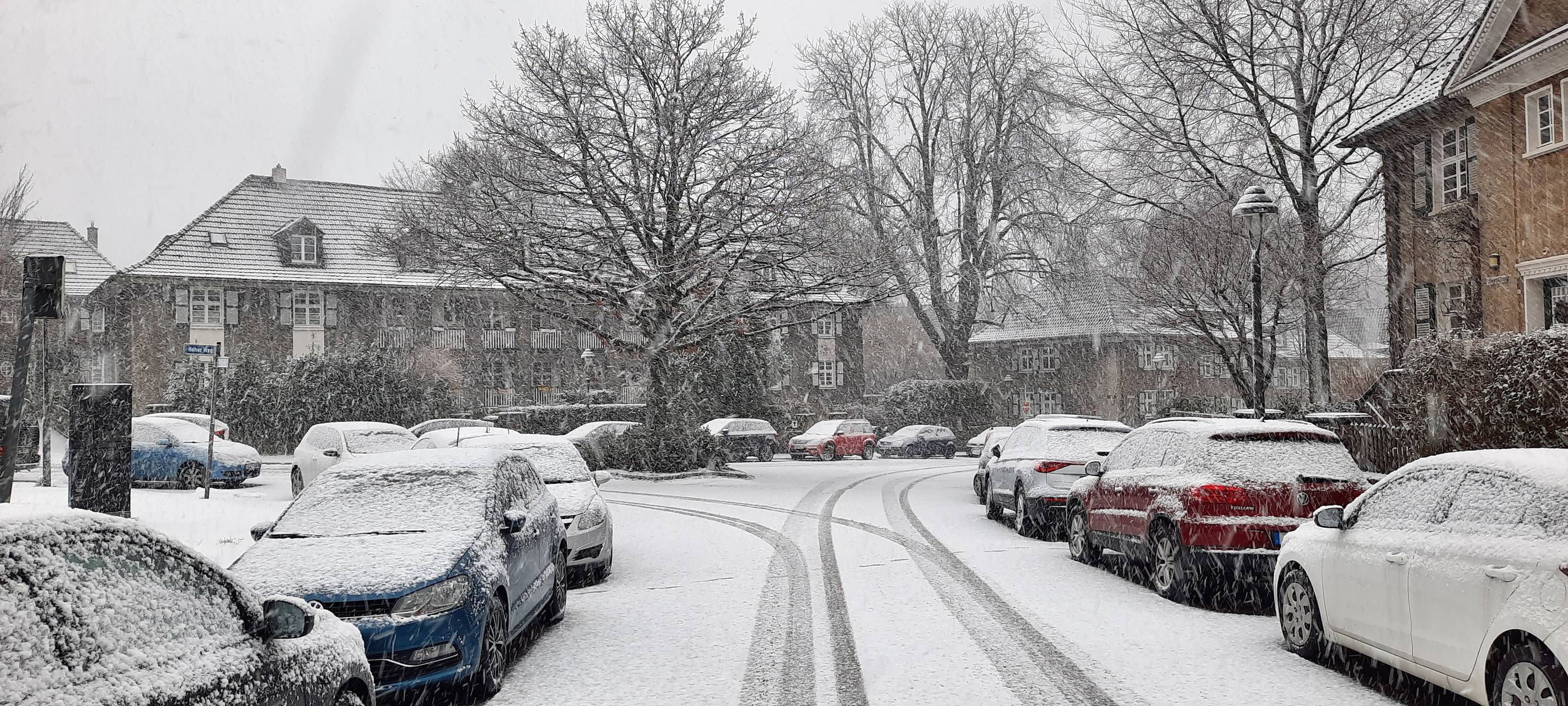 Schnee in Essen: Rutschige Straßen und erste Schlittenfahrten