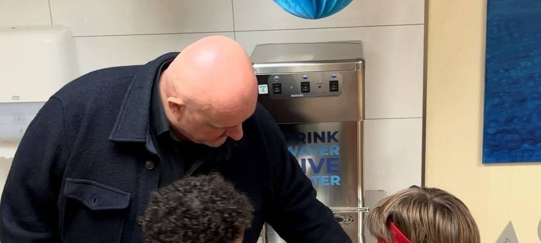 Grundschule in Essen bekommt Trinkwasserspender