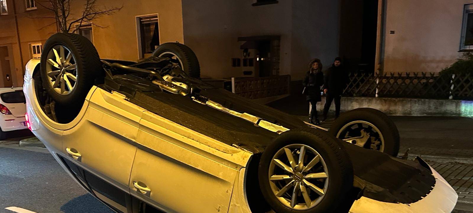 Unfall in Essen - Auto liegt auf dem Dach