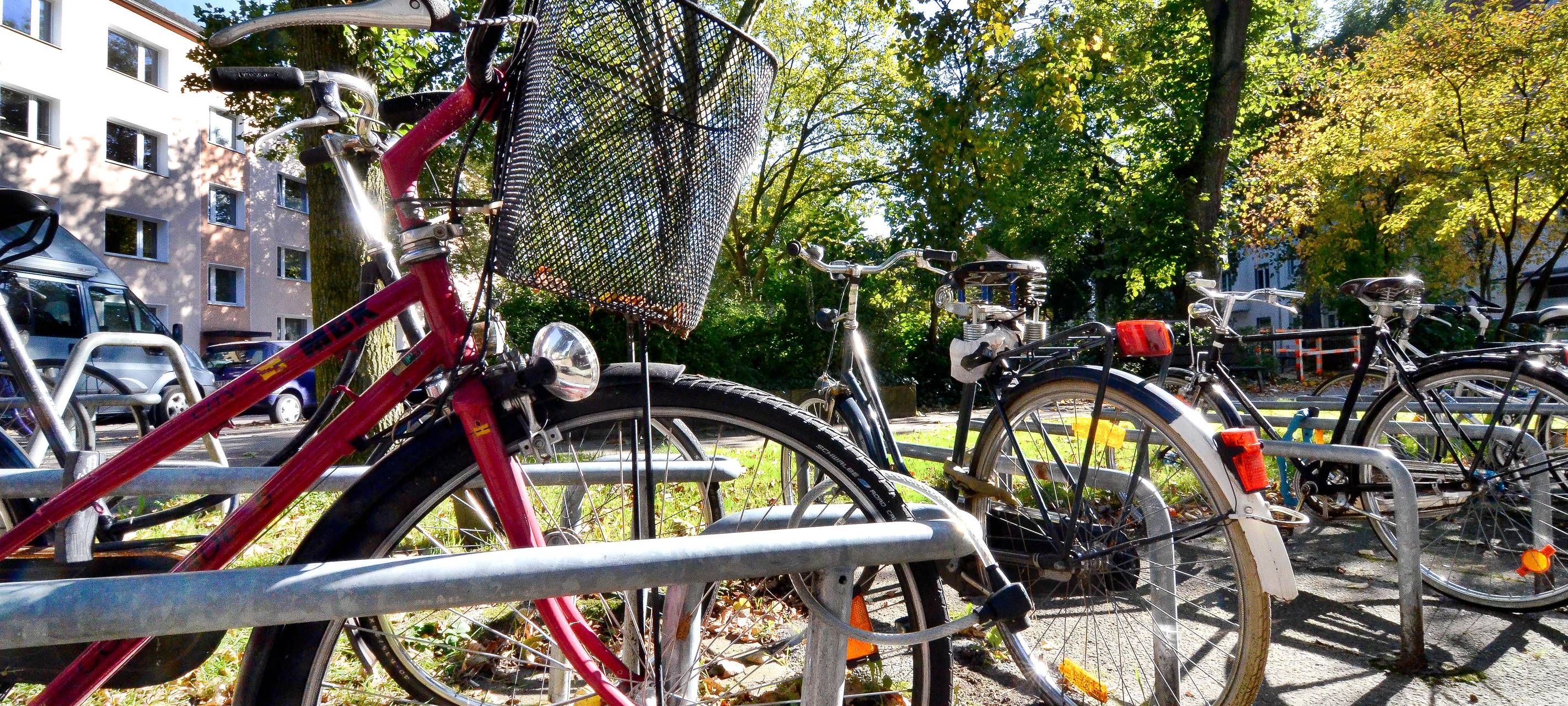 Rund um den Isenbergplatz in Essen sind zahlreiche Fahrradständer installiert, die ausgiebig genutzt werden. Ansicht vom 1. Oktober 2015. Foto: