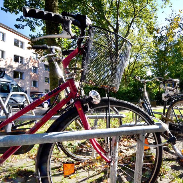 Rund um den Isenbergplatz in Essen sind zahlreiche Fahrradständer installiert, die ausgiebig genutzt werden. Ansicht vom 1. Oktober 2015. Foto: 