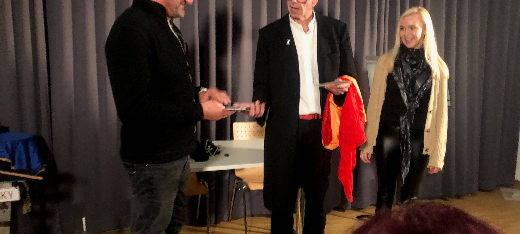 Zauberer aus Essen: Fred Funke und seine magischen Freunde im Theater Courage