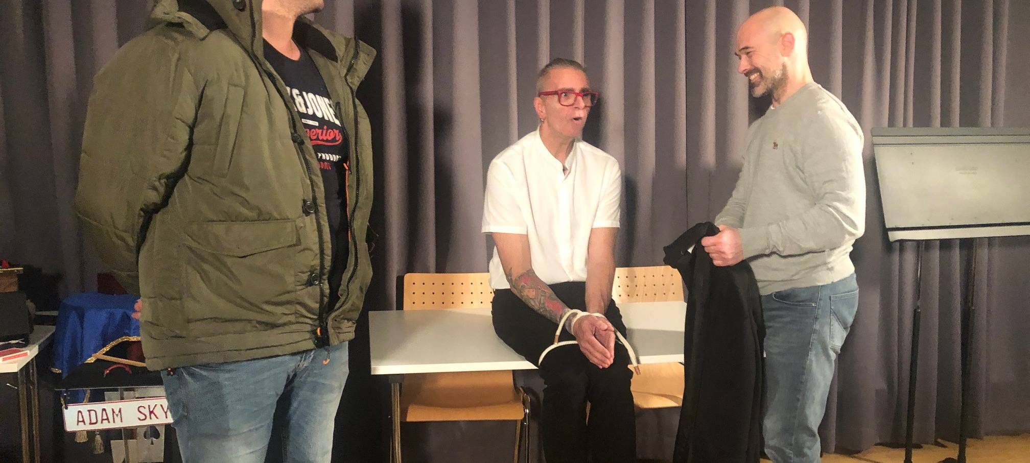 Zauberer aus Essen: Fred Funke und seine magischen Freunde im Theater Courage