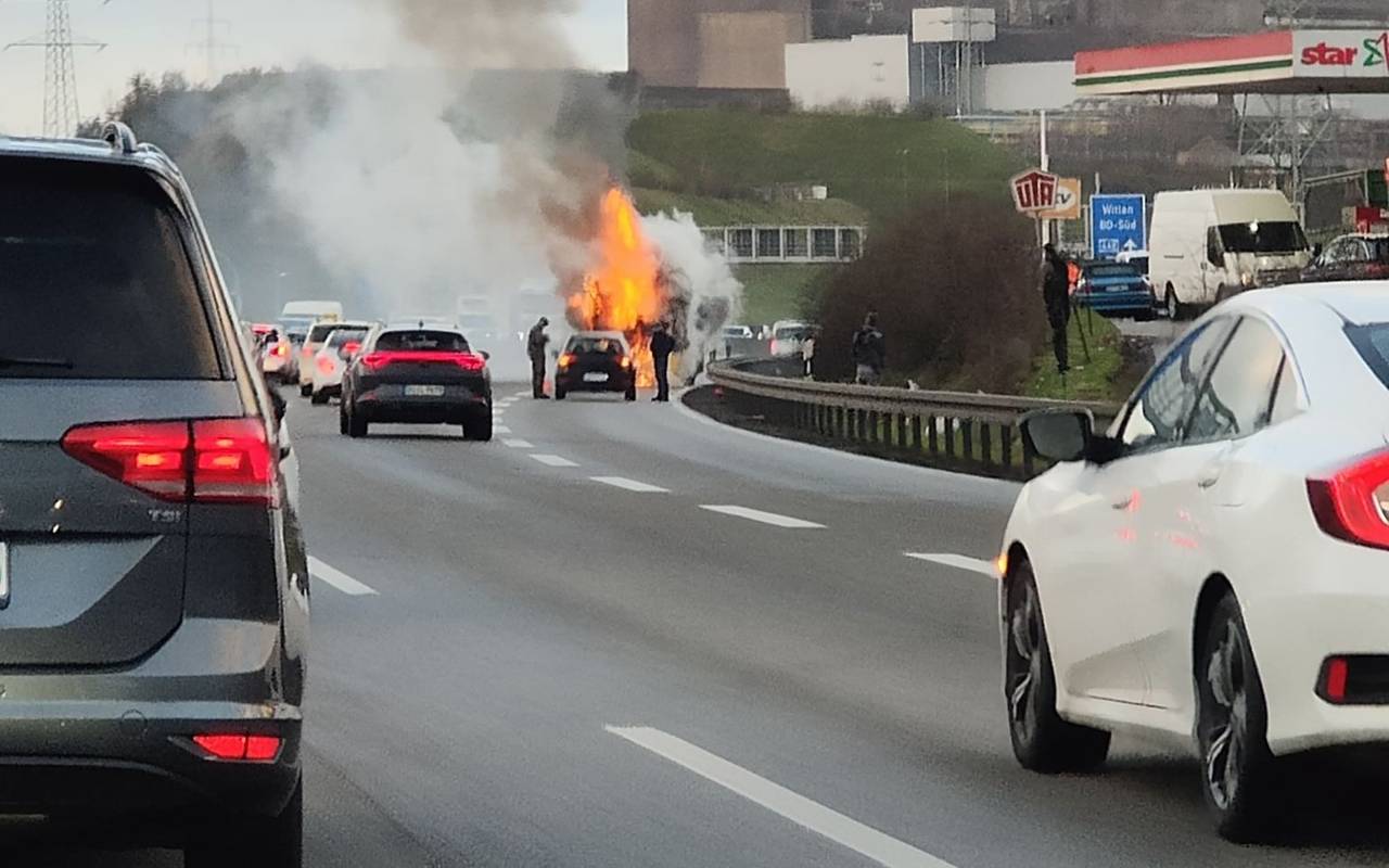 Kleinbus auf A40 bei Bochum brennt