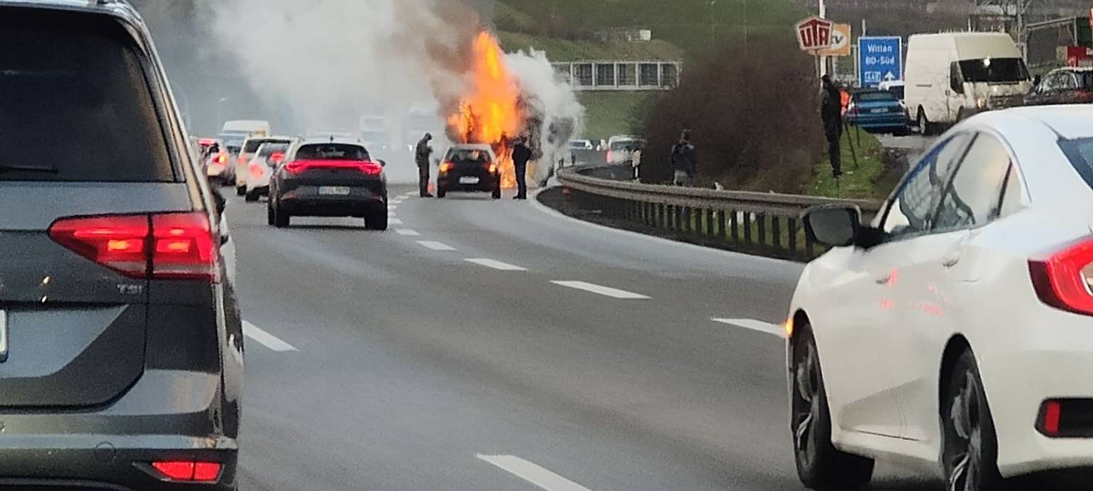Kleinbus auf A40 bei Bochum brennt