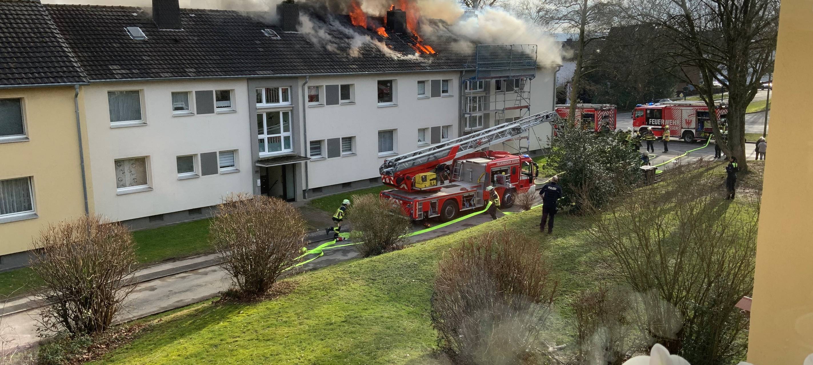 Dachstuhlbrand in Essen sorgt für Rauchwolke über Teilen der Stadt