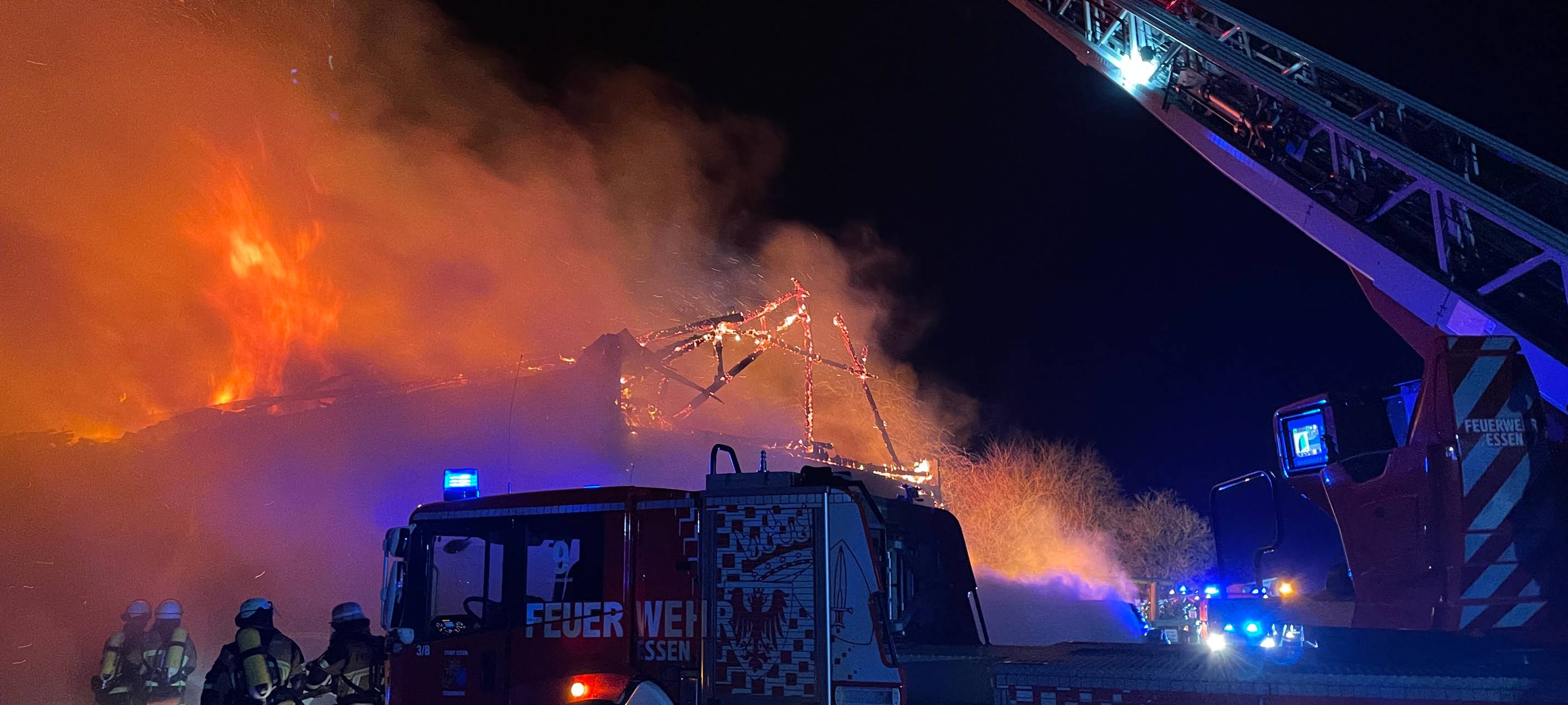 Großer Brand in Essen auf Reiterhof