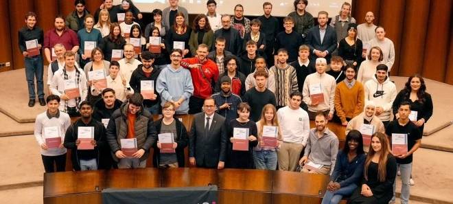 Jugendliche aus Essen bekommen Zertifikate für ehrenamtliches Engagement