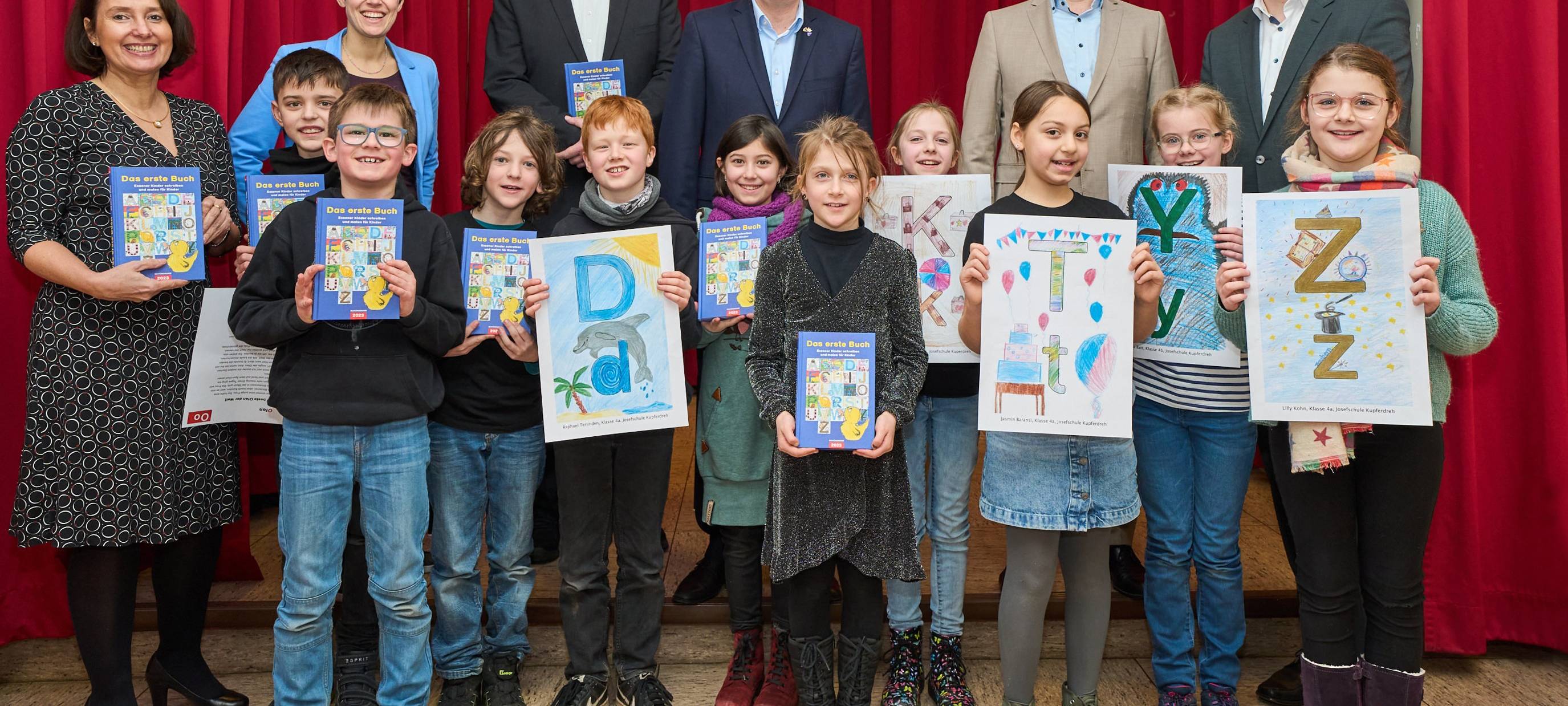 Grundschulen in Essen: Schüler beschenken Schüler mit besonderem Buch - dem "ersten Buch"