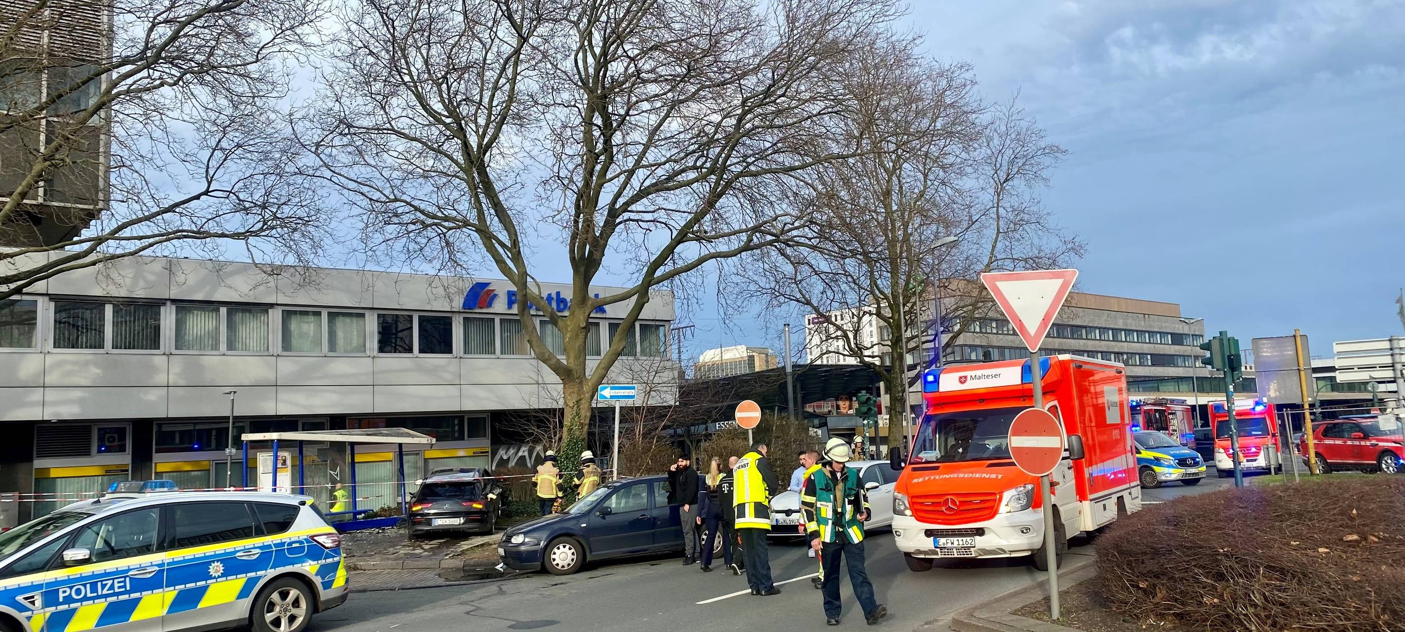 Unfall in Essen an Bushaltestelle am Hbf