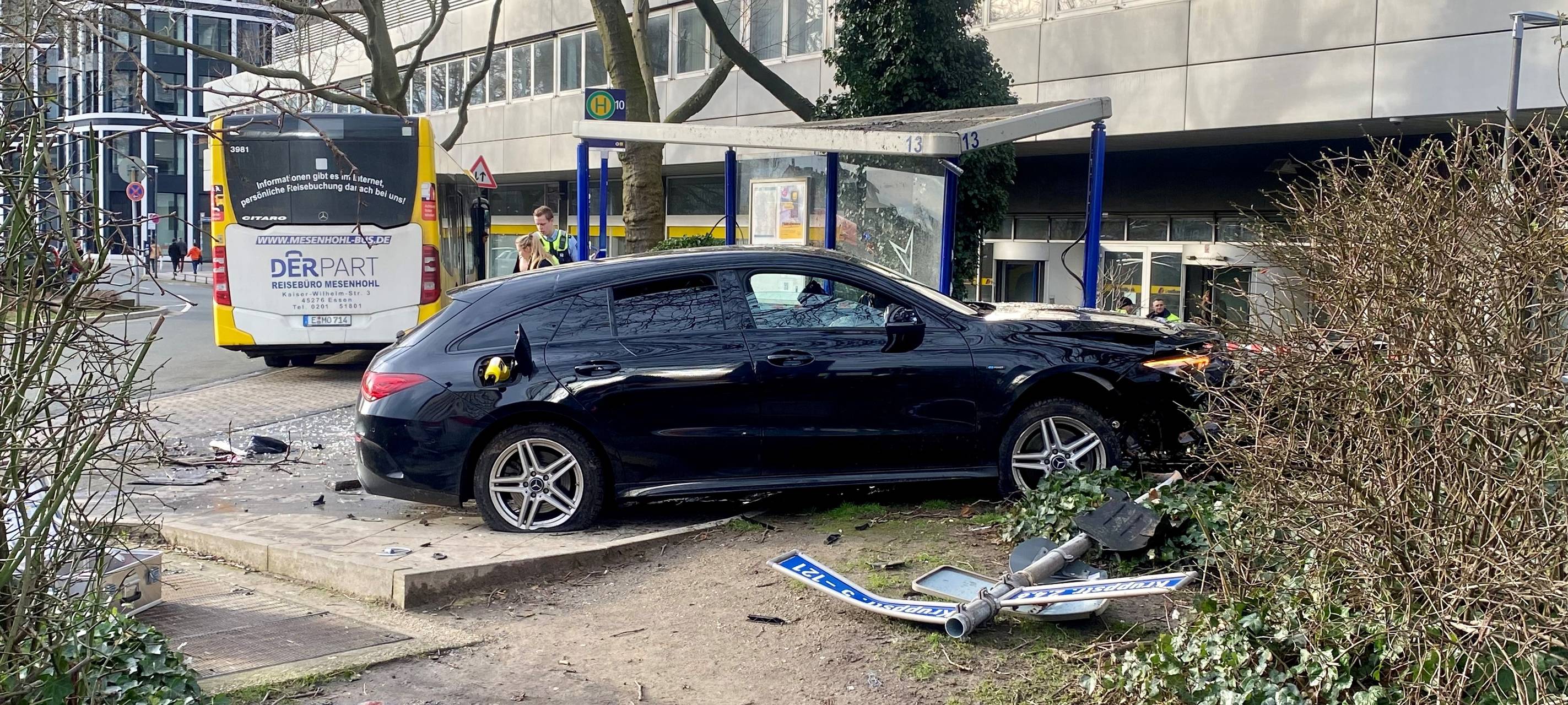 Unfall in Essen an Bushaltestelle am Hbf