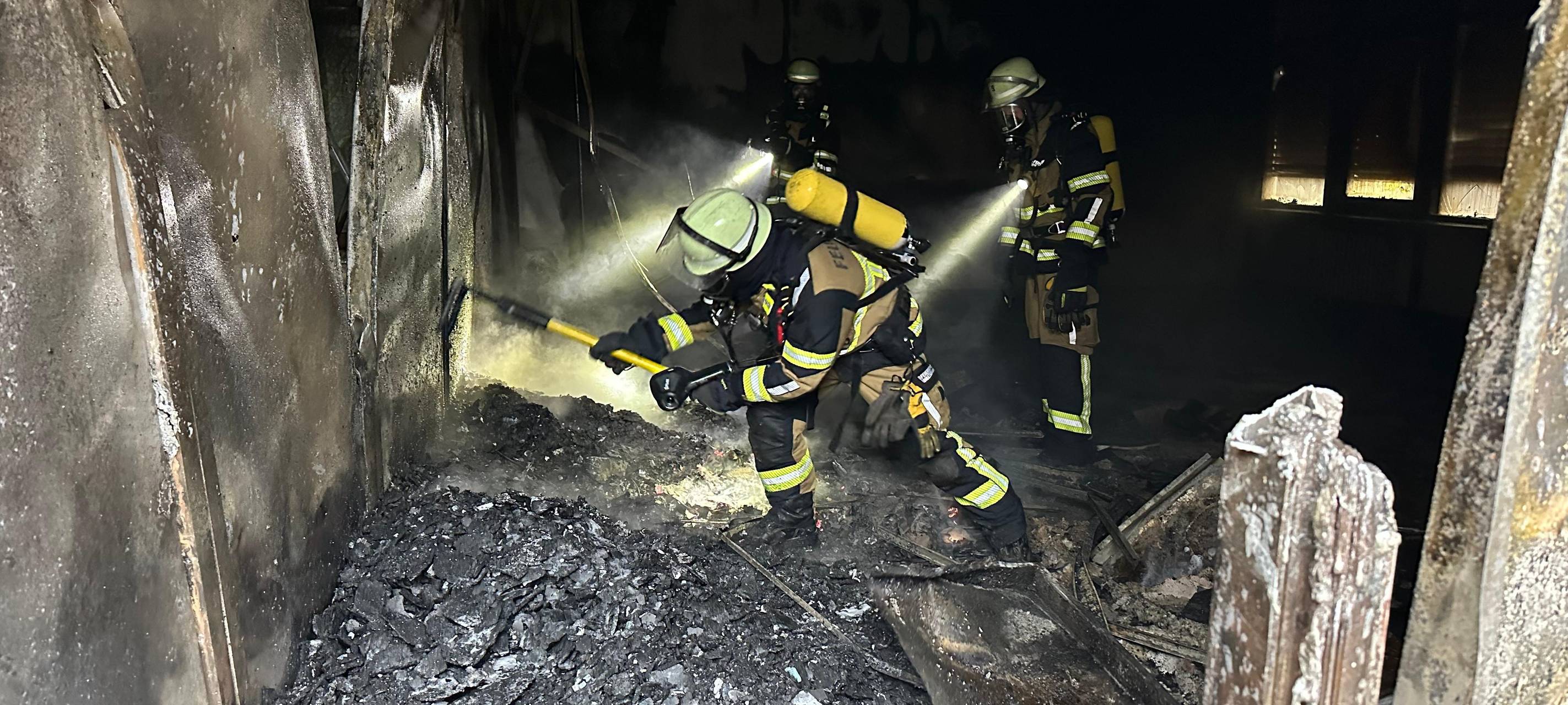 Feuerwehr Essen löscht Brand in leerstehender Schule
