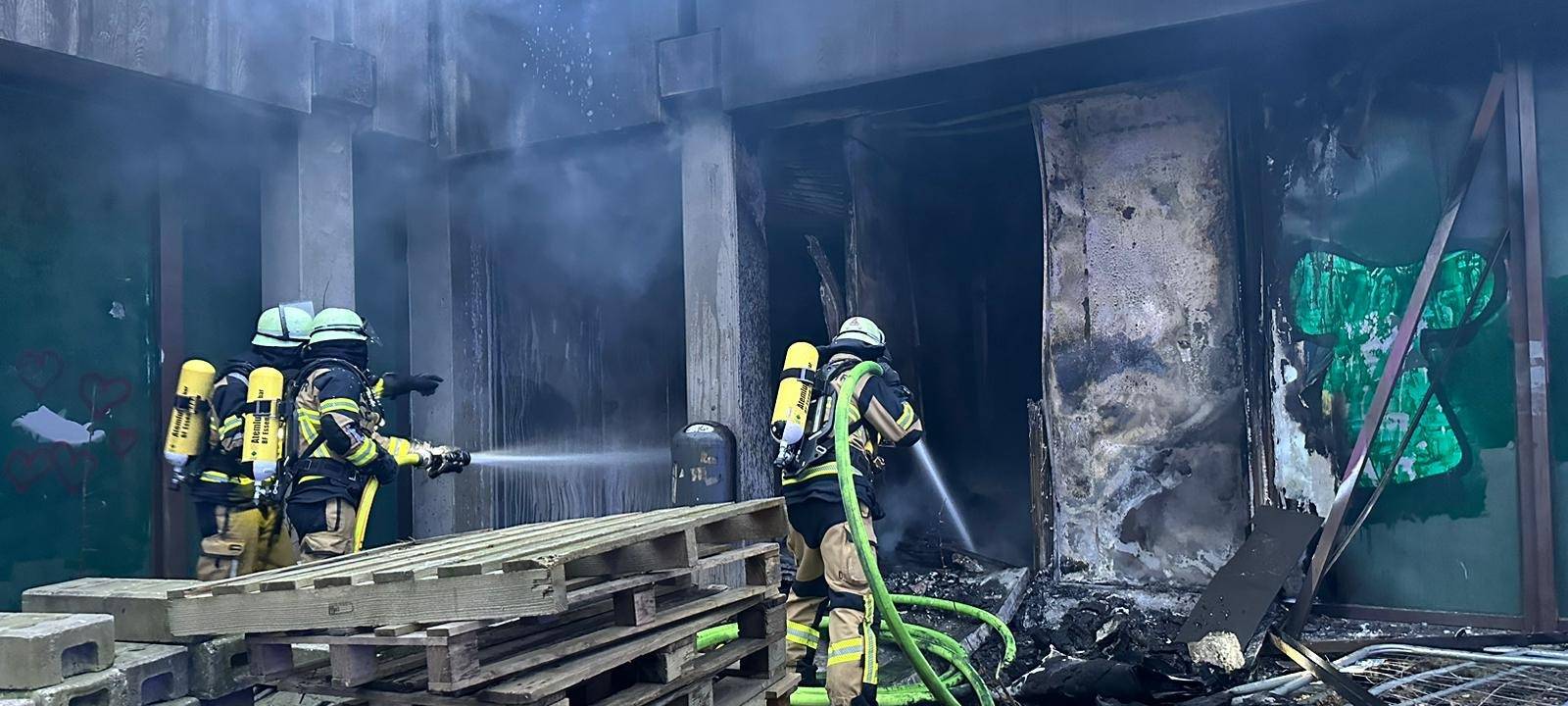 Feuerwehr Essen löscht Brand in leerstehender Schule