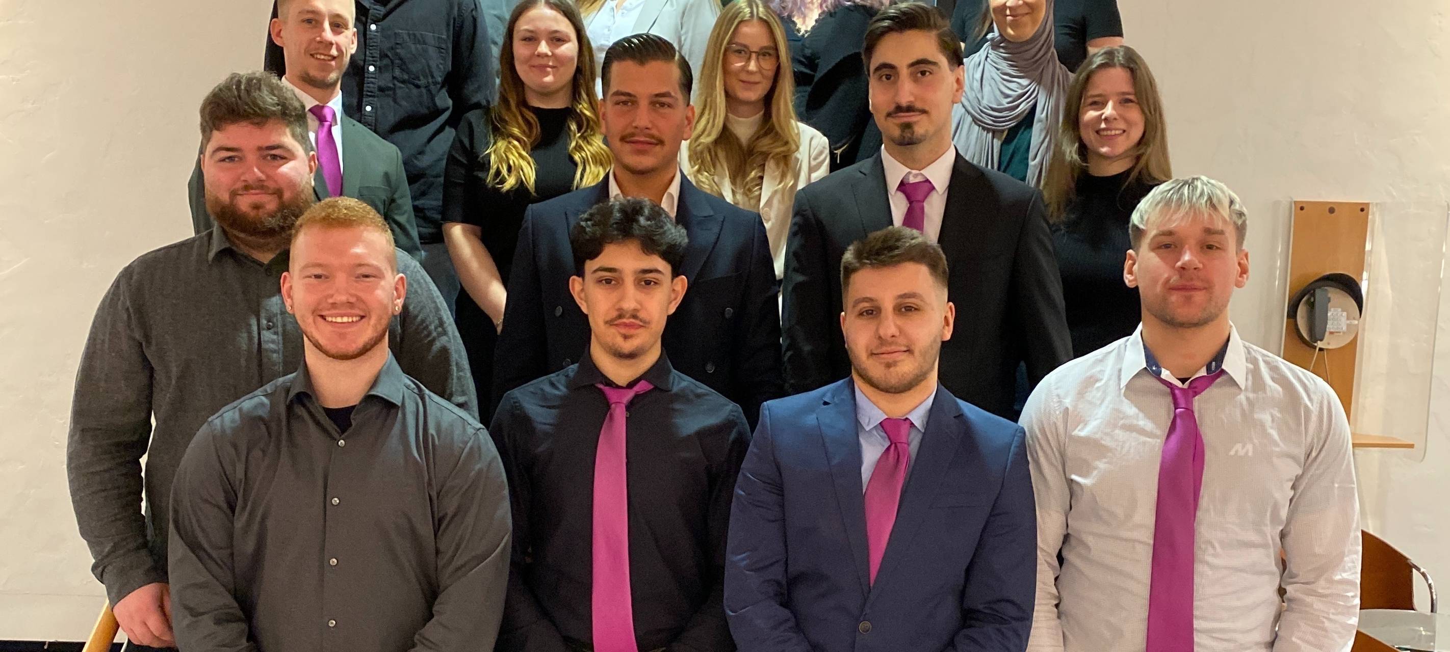 Diese jungen Menschen haben ihre Ausbildung bei Evonik abgeschlossen