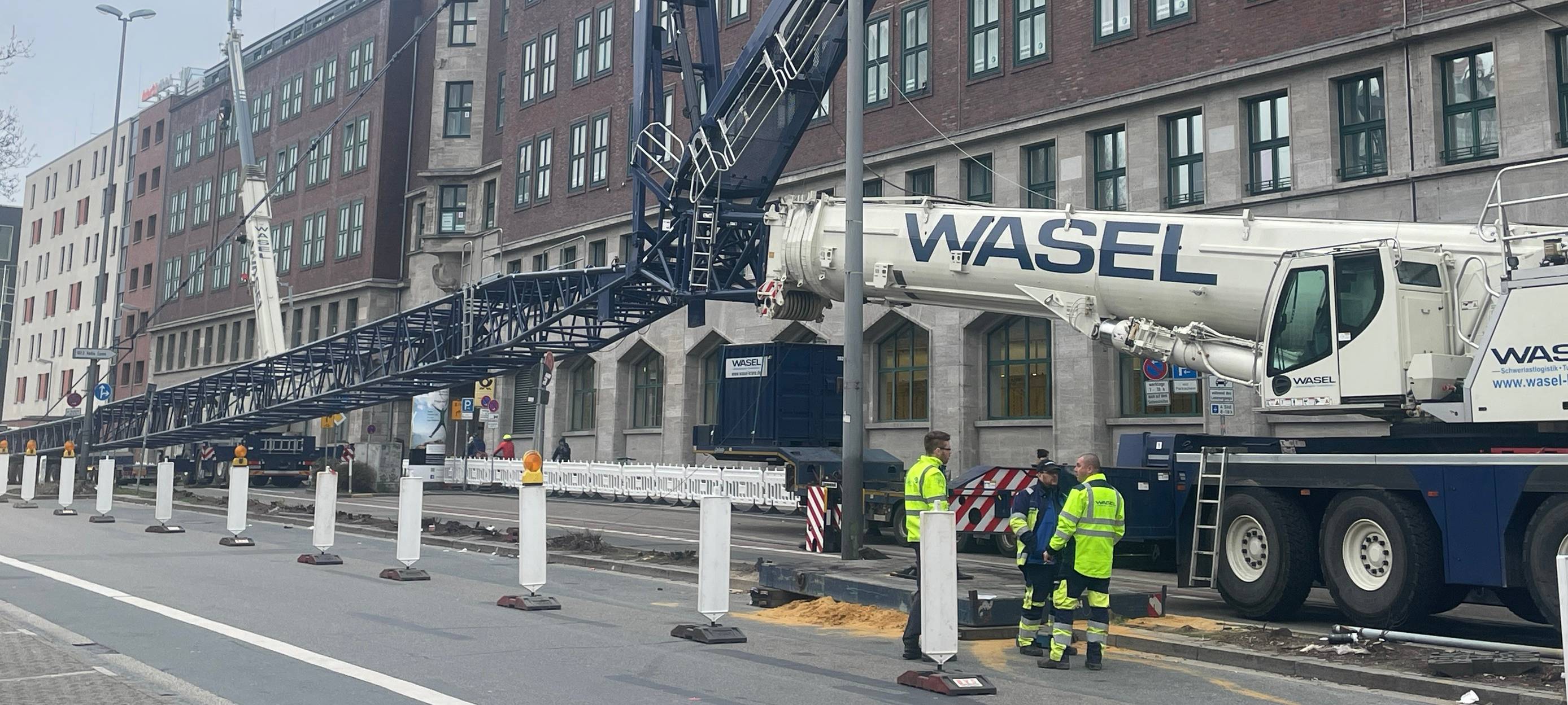 Königshof in Essen bekommt große Geräte aufs Dach - Straße gesperrt