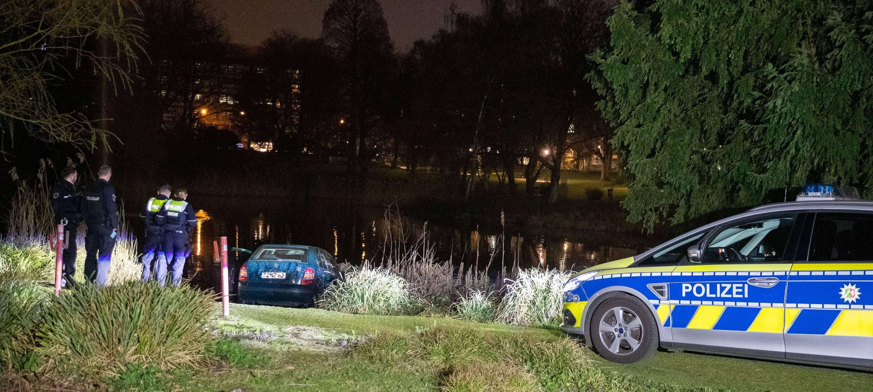 Auto in Essen im Teich gelandet