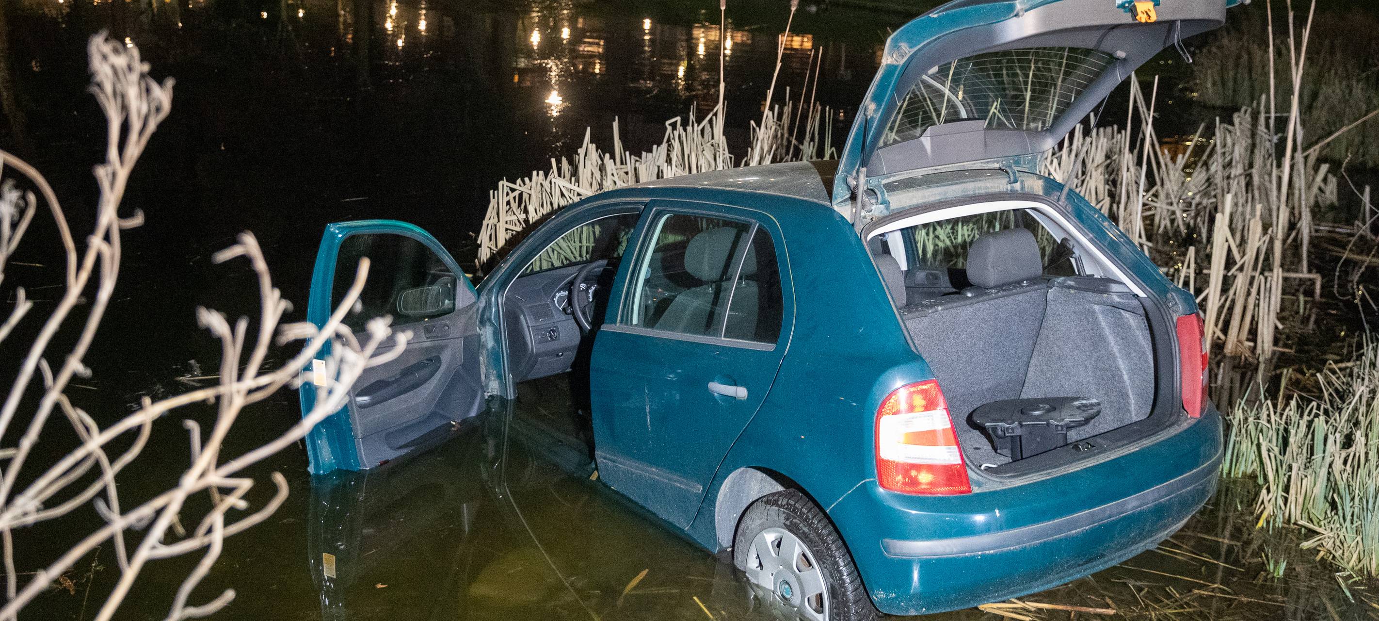 Auto in Essen im Teich gelandet