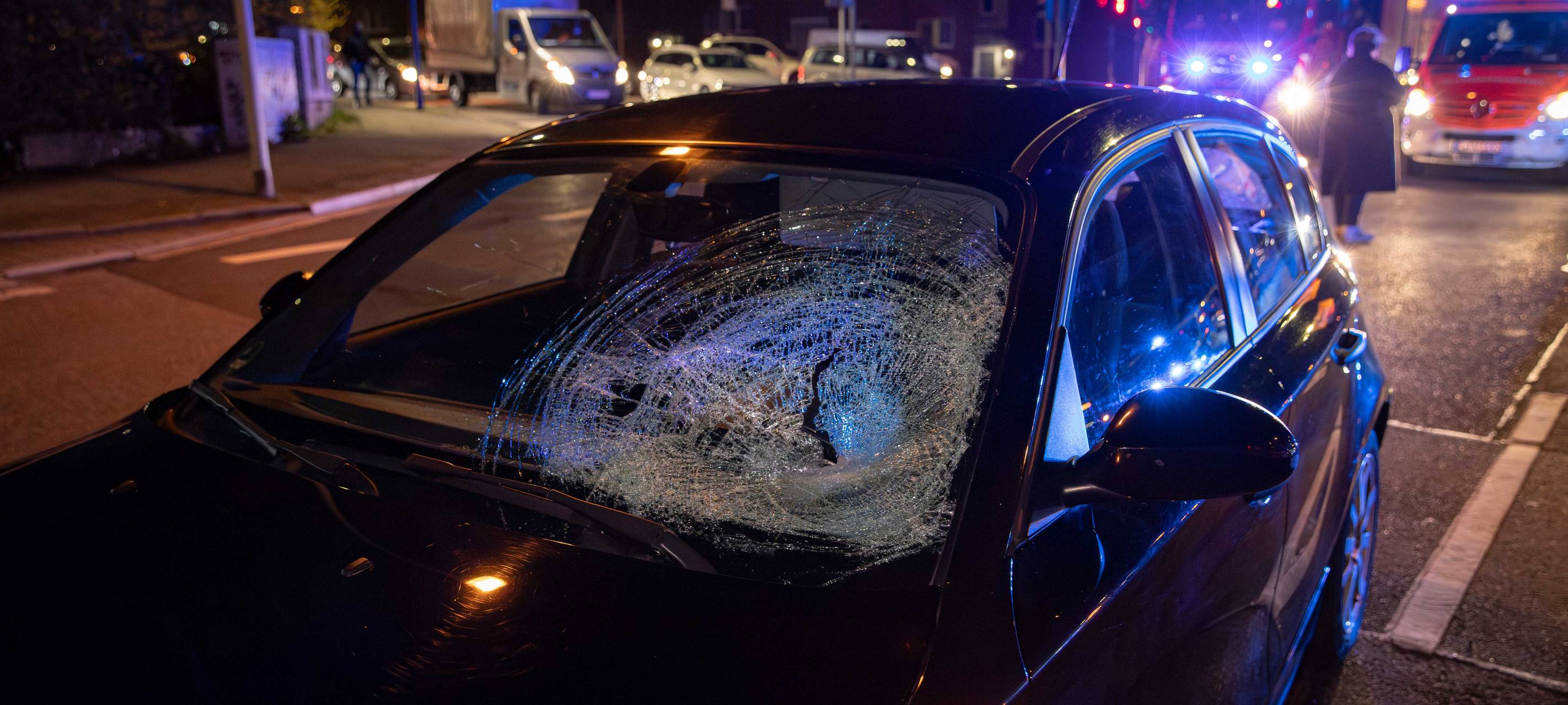 Fußgänger in Essen in Windschutzscheibe geschleudert