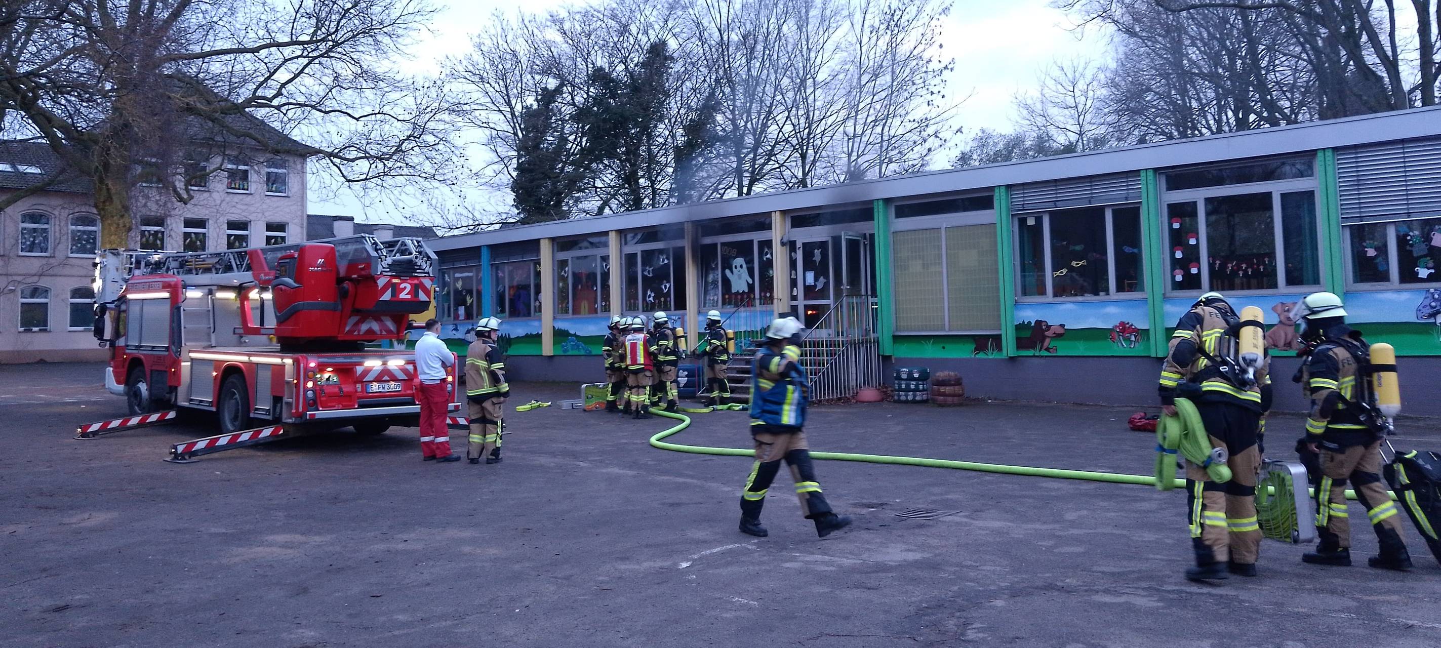 Feuerwehr Essen rückt zu Brand an Grundschule aus