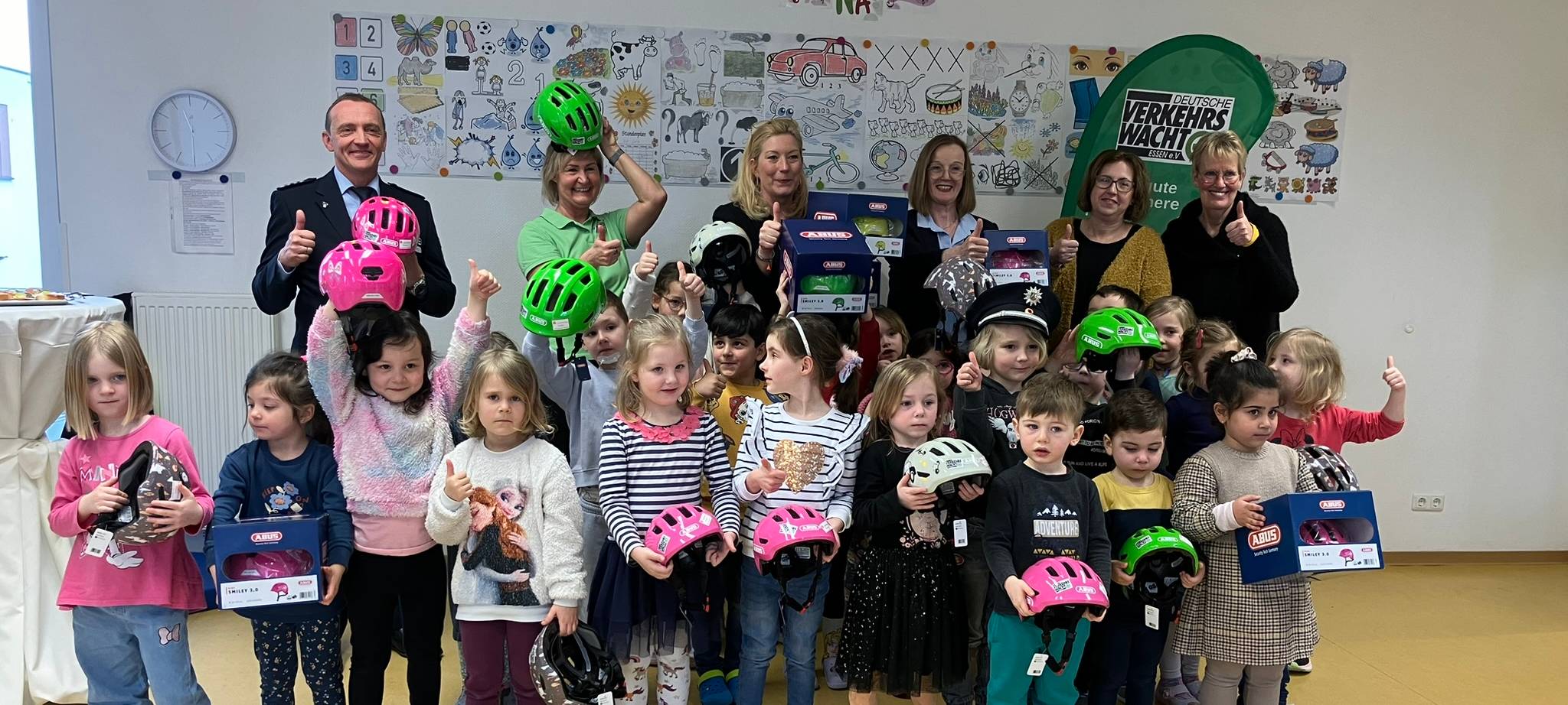Kitas in Essen bekommen Fahrradhelme geschenkt