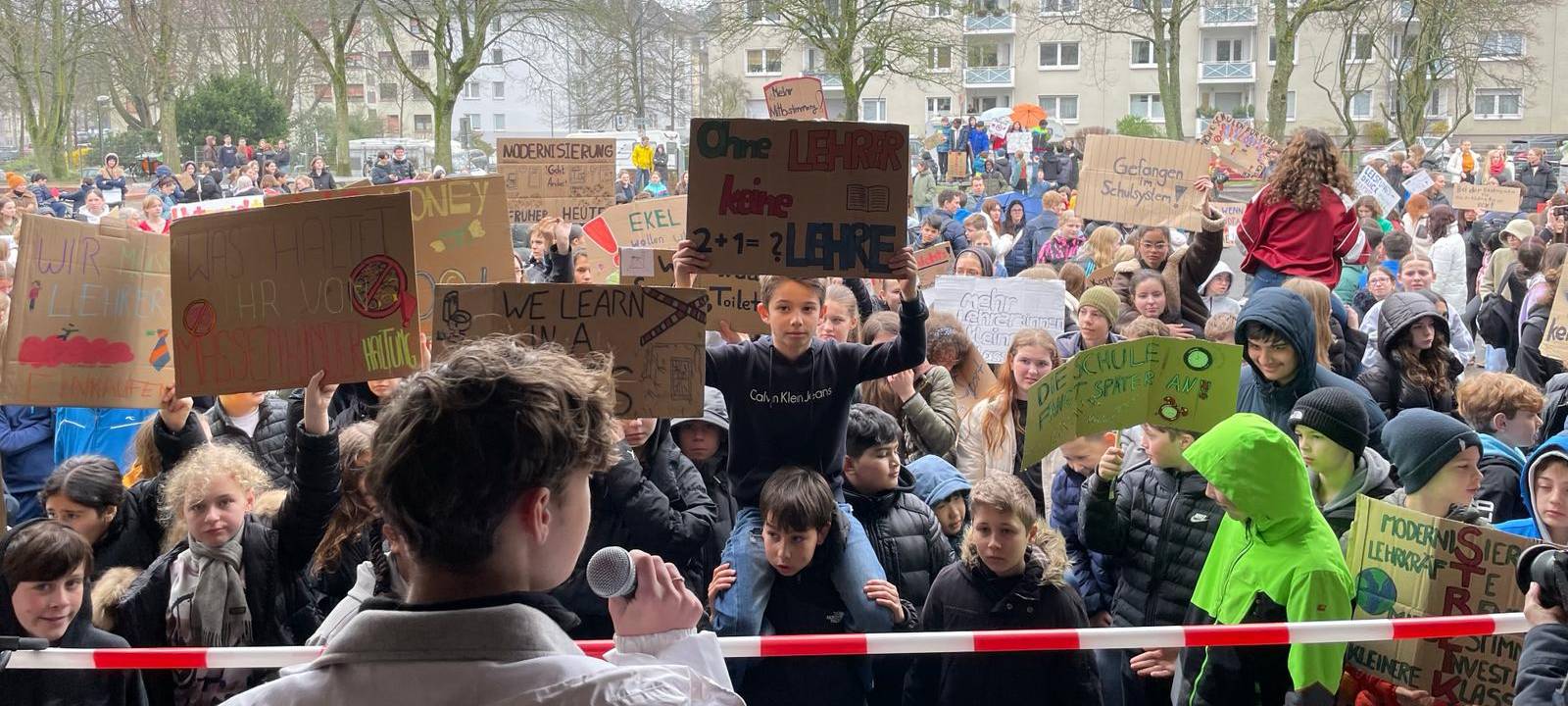 Schüler in Essen protestieren für eine bessere Bildungspolitik