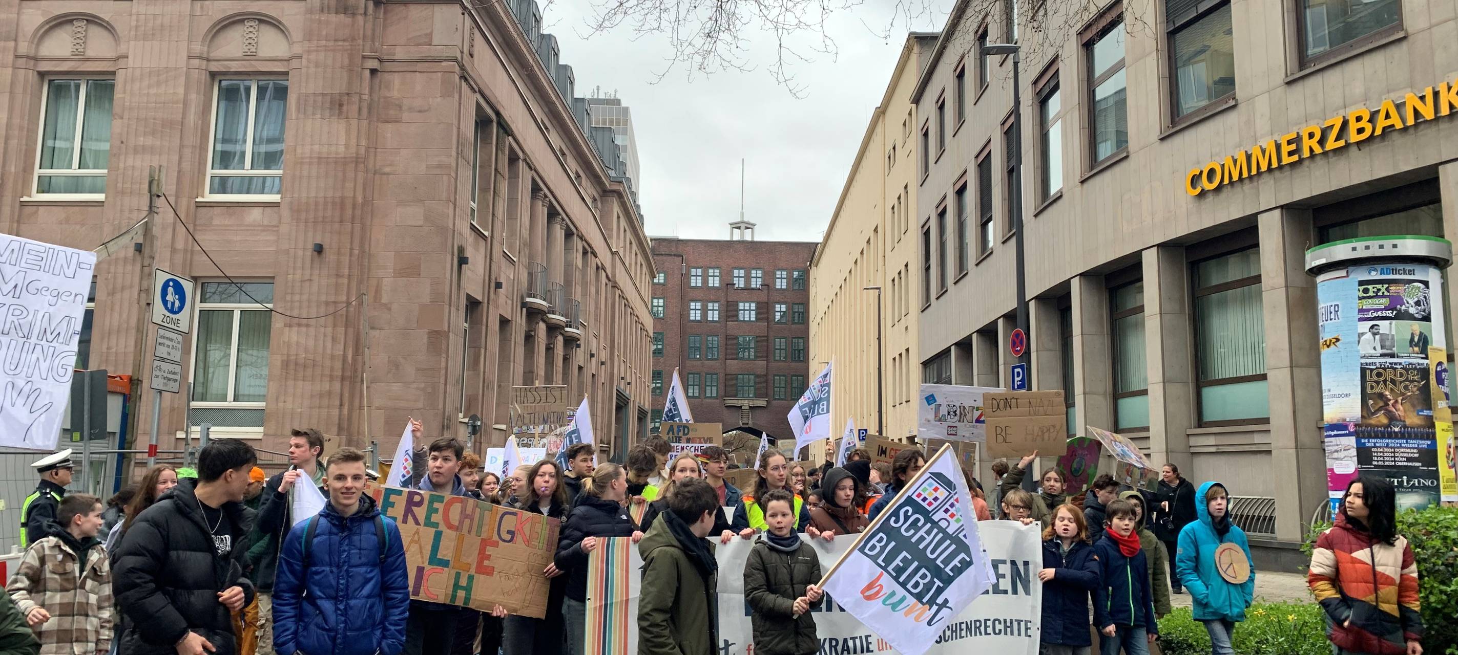 Demo in Essen: Tausende Schüler und Anwohner für Demokratie