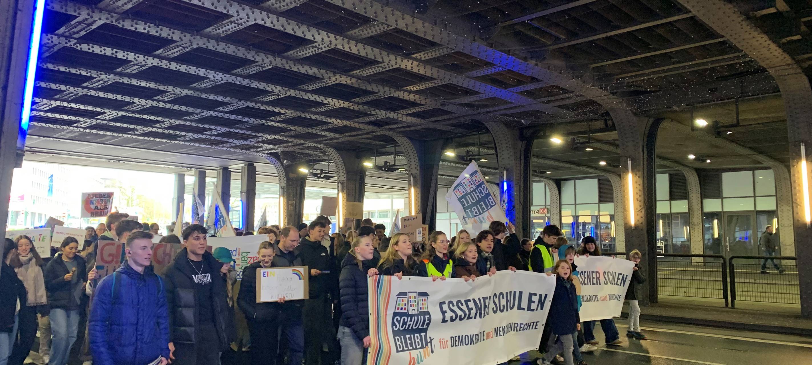 Demo in Essen: Tausende Schüler und Anwohner für Demokratie
