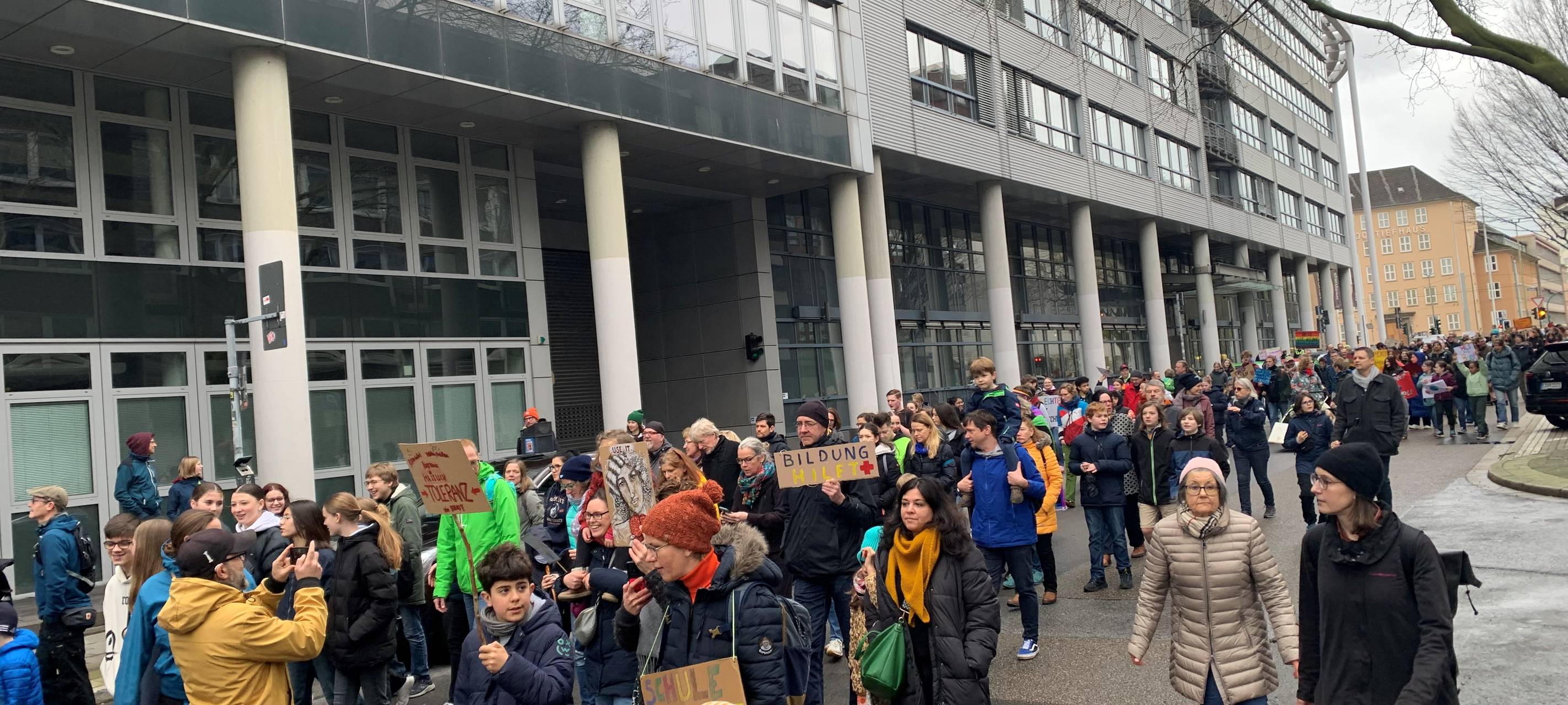 Demo in Essen: Tausende Schüler und Anwohner für Demokratie