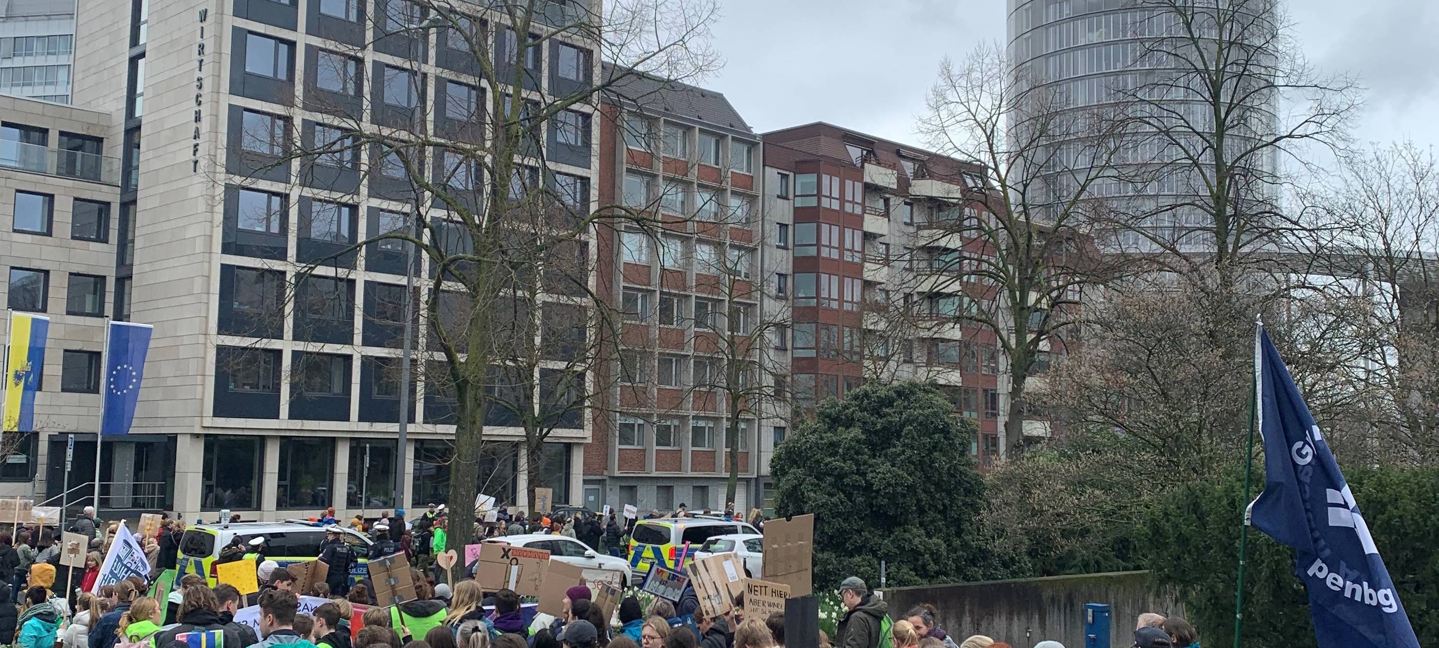 Demo in Essen: Tausende Schüler und Anwohner für Demokratie