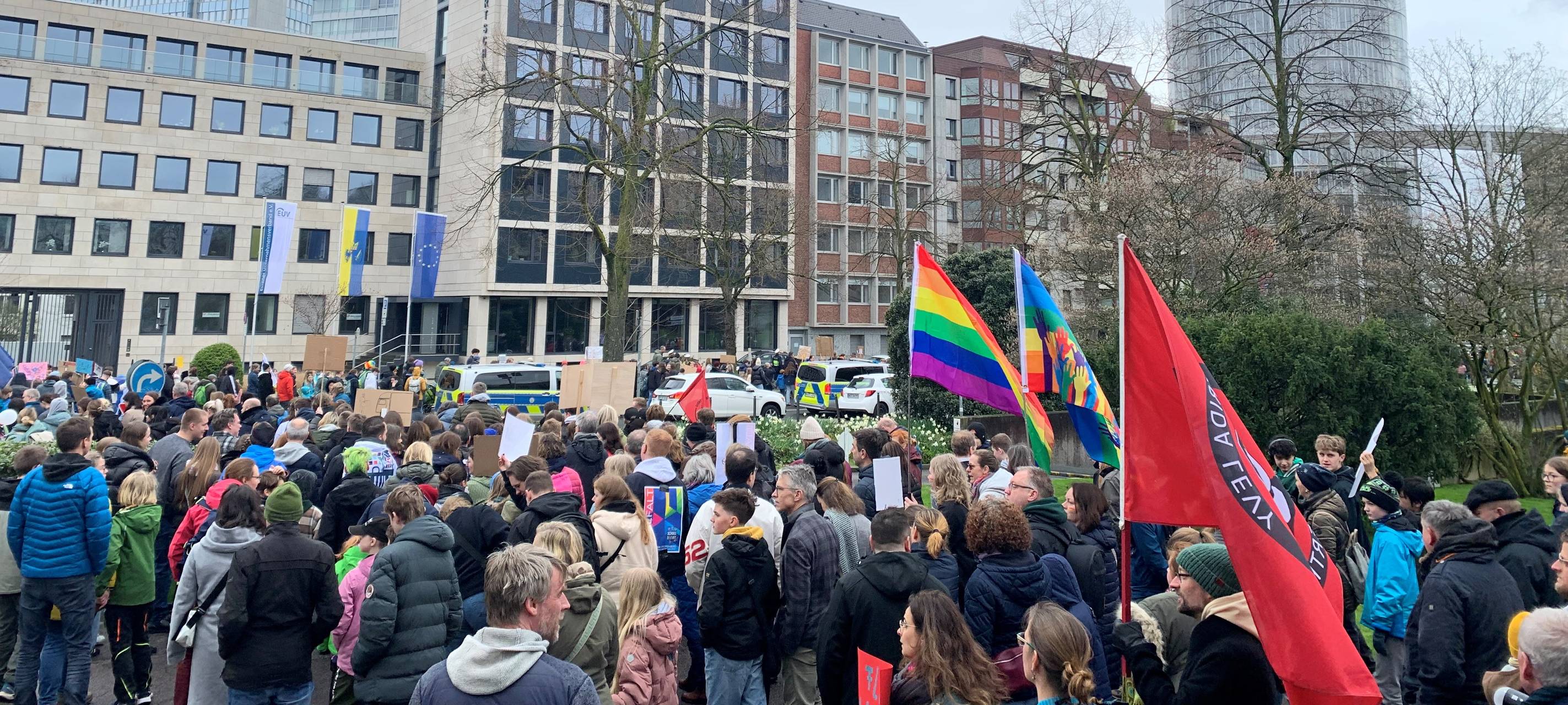 Demo in Essen: Tausende Schüler und Anwohner für Demokratie