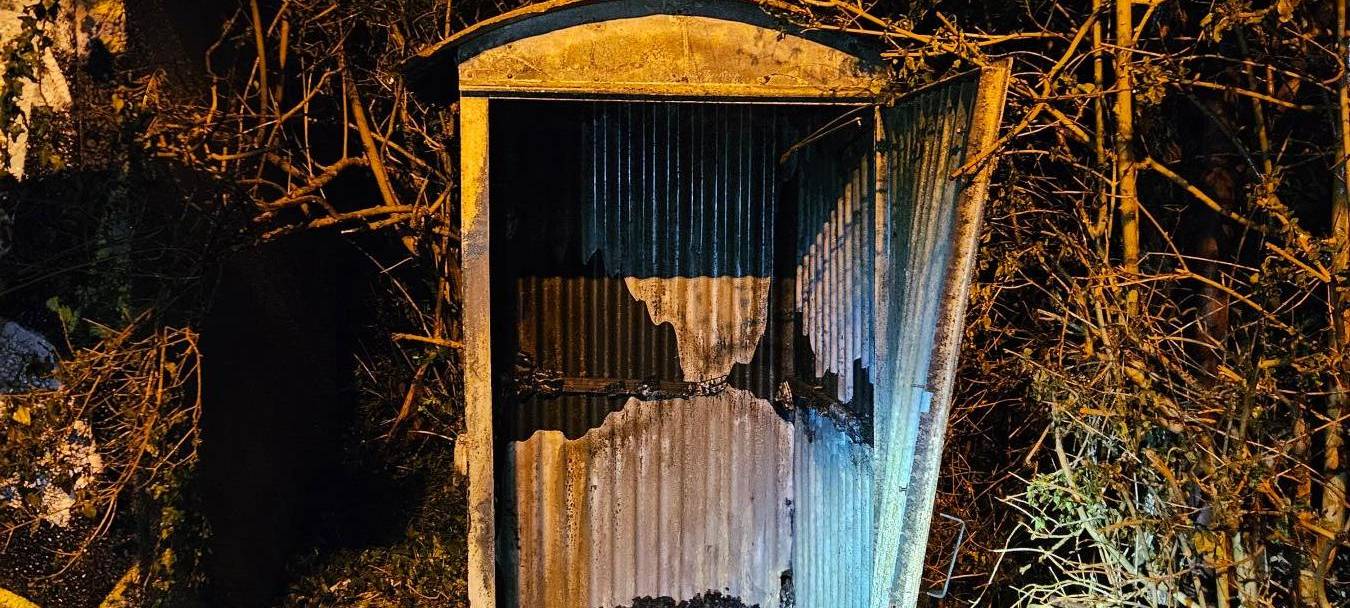 Brandstiftung in Essen - Schuppen an Bahnhof brennt