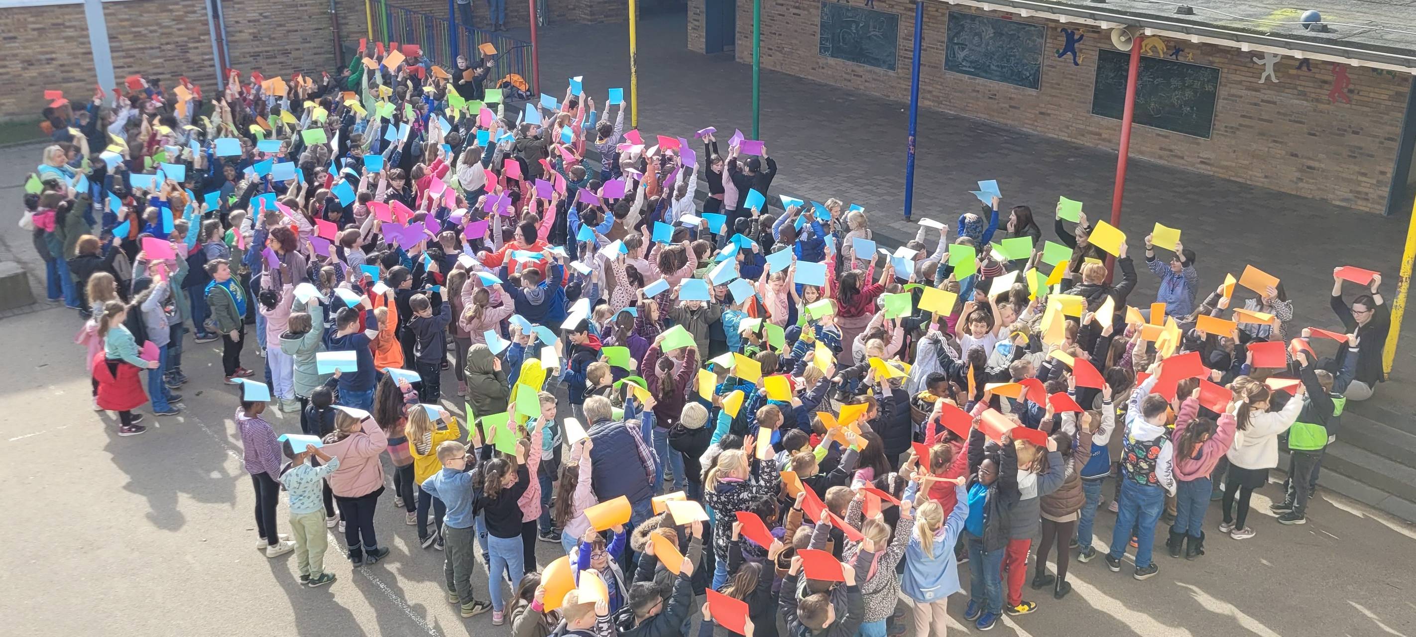 Grundschulen in Essen setzen buntes Zeichen gegen Rassismus
